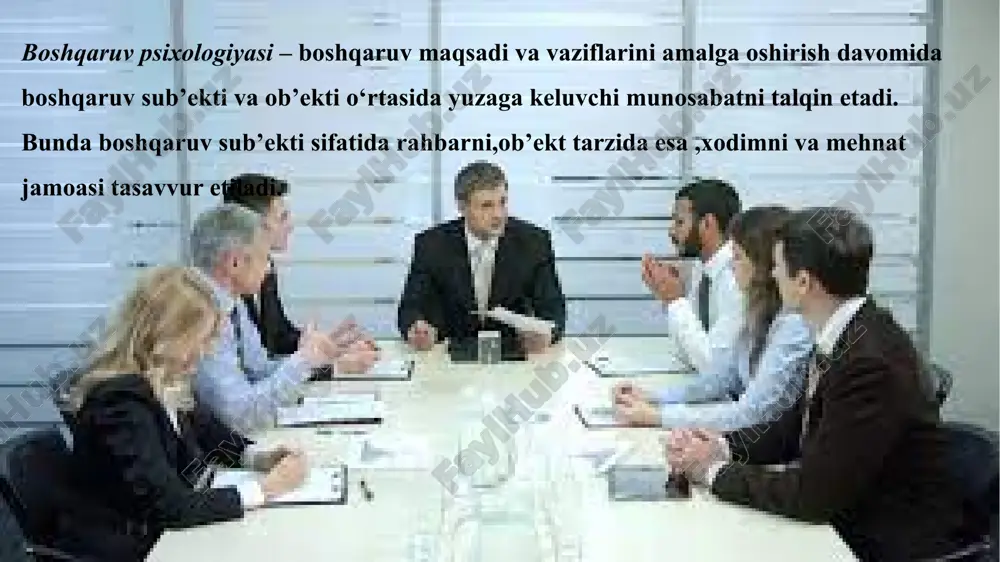 rsatmalarni ishchanlik ruhida, aniq ravshan, keskin ohangda xodimlarga yetkazadi. muloqot jarayonida ham xodimlarga nisbatan do‘q po‘pisa, keskin ta’qiqlash kabi qat’iy ohanglardan foydalanadi. uning asosiy maqsadlaridan biri — nima yo‘l bilan bo‘lsa-da, o‘z hukmini o‘tkazish. uning nutqi ham aniq va ravon, doimo jiddiy tusda bo‘ladi. biror ish yuzasidan xodimlarni maqtash yoki ularga jazo berish, tanqid qilish sof subyektiv bo’lib, bu narsa boshliqning kayfiyatiga va o‘sha shaxslarga nisbatan shaxsiy munosabatiga bog’liq. jamoa a’zolarining tilak-istaklari, ularning fikrlari va maslahatlari juda kam hollardagina inobatga olinadi, aksariyat hollarda bunday istaklar yoki ko‘rsatmalar to ‘g‘ridan-to‘g‘ri do‘q -po‘pisa, kamsitish yoki ma’naviy jazolash yo‘li bilan cheklanadi yoki qoniqtirilmaydi. bunday rahbar o ‘z ish uslublari, kelajak rejalari, biror aniq ishni, operasiyani qanday amalga oshirm oqchiligini, odatda,jamoadan sir tutadi , uning fikricha, bu uning obro‘yiga salbiy ta ’sir ko‘rsatishi mumkin. guruhdagi ijtimoiy-fazoviy munosabatlardagi o‘rni jihatidan, u jamoadan chetda, avtonomdir. avtoritar rahbarda har bir jamoa a’zolarining qobiliyatlari,ishga munosabatlari , mavqelariga ko‘ra …