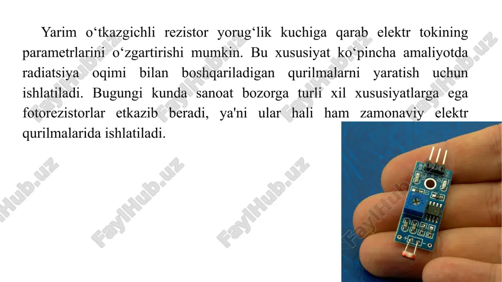 ritish) ko‘pincha ishlatiladi. ular nisbatan sodda, qimmat emas va har qanday internet -do‘kondan topish va sotib olish oson. arduino fotorezistori sizga yorug‘lik darajasini nazorat qilish va uning o‘zgarishiga javob berish imkonini beradi. ushbu maqolada biz fotorezistor nima ekanligini, unga asoslangan yorug‘lik sensori qanday ishlashini, sensorni arduino platalariga qanday to‘g‘ri ulash kerakligini ko‘rib chiqamiz. fotorezistor, nomidan ko‘rinib turibdiki, deyarli har qanday elektron sxemada topilgan rezistorlar bilan bog‘liq. an'anaviy qarshilikning asosiy xarakteristikasi uning qarshilik qiymatidir. voltaj va oqim bunga bog‘liq, qarshilik yordamida biz boshqa komponentlarning zarur ish rejimlarini o‘rnatamiz. qoida tariqasida, xuddi shu ish sharoitida rezistorning qarshilik qiymati deyarli o‘zgarmaydi. oddiy rezistordan farqli o‘laroq, fotorezistor atrofdagi yorug‘lik darajasiga qarab qarshilikni o‘zgartirishi mumkin. bu shuni anglatadiki, elektron sxemadagi parametrlar doimo o‘zgarib turadi, birinchi navbatda biz fotorezistor bo‘ylab tushayotgan kuchlanishdan manfaatdormiz. arduino analog pimlarida kuchlanish o‘zgarishini to‘g‘rilab, biz kontaktlarning zanglashiga olib keladigan mantiqni o‘zgartirishimiz mumkin, shu bilan tashqi sharoitga mos keladigan qurilmani yaratishimiz mumkin. …