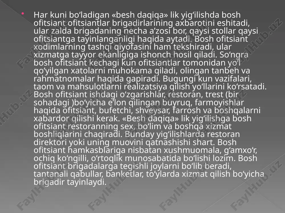qarish darajasi o’rta daraja bilan birlashgan bo’lib, u ish hajmlari va ishchilar soni bilan belgilanadi. servis ishlab chiqarilishini ta’kidlangan darajalarini menejmenti tezkor xo’jalik bo’linmalarni (uchastka, sex, smena, brigada) joriy (oy, yarim yil, yilgacha) va tezkor (kundalik) boshqarish va rejalashtirishga qaratilgan. kasbiy xizmatlar ko‘rsatuvchi yoki kasbiy bilimlarni talab qilmaydigan xodimlar ishlarni o’ziga xos turi – ustalarni chaqiruv bo’yicha chiqishlari, buyurtmachini uyida ishlash va boshqalar hisoblanadi. bu holda usta yuqori malaka darajasiga ega bo’lishi, korxonani ishlab chiqarish – ta’mirlash kompleksidan tashqarida xizmat ko’rsatishni eplashi uchun zaruriy instrumentlar nabori bilan ta’minlangan bo’lishi lozim. bunday turdagi ishlarga rahbarlik qilish o’ziga xos rejimda amalga oshiriladi. birinchidan, bunday xizmat ko’rsatish shakllari uchun tajribali ustaldar tanlanadi. ikkinchidan, korxona menedjerlari ularga talab holati va mijozlarni xizmat sifatiga bo’lgan talablari haqida doimiy axborot berib borishadi. uchinchidan, bu holat sifatli ishni jiddiy ko’rsatkichi sifatida shikoyatlarni yoki mijozlar bilan ziddiyatlarni bo’lmasligi namoyon bo’ladi. ko’pgina servis korxonalaridagi boshqaruvchilik e’tibori markazida servis amalga …