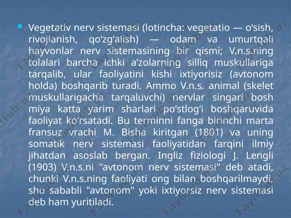 ali boshqariladi. vegetativ nerv tolalari bosh va orqa miyadan chiqib, umurtqa pog‘onasi va ichki a'zolarning atrofida joylashgan nerv tugunlariga boradi. vegetativ nerv tizimi ikki qismga: simpatik va parasimpatik nerv tizimiga bo‘linadi. ular tuzilishi va fiziologik xususiyatlari jihatidan bir-biridan farq qiladi. simpatik nerv tizimi. bu nerv tizimining markazlari orqa miyaning birinchi ko‘krak segmentidan to uchinchi bel segmentigacha bo‘lgan sohada joylashgan. simpatik nerv tolalari orqa miyaning yuqorida ko‘rsatilgan segmentlarining yon shoxlaridan chiqib, umurtqa pog‘onasi atrofida va tananing turli qismlarida joylashgan nerv tugunlariga, ulardan to‘qima va a'zolarga boradi. simpatik nerv tizimi yurak ushini tezlashtiradi va kuchaytiradi, arterya qon tomirlarini toraytirib, qon bosimini oshiradi, me'da va ichaklarning harakatini susaytiradi, siydik qopi muskullarini bo‘shashtirib, siydik yig‘ilishiga sharoit yaratadi, nafas yo‘llarini (bronxlarni) kengaytirib, ter ajralishini kuchaytiradi. parasimpatik nerv tizimi. buning markazlari bosh miyaning pastki qismlarida (o‘rta va uzunchoq miyada) hamda orqa miyaning dumg‘aza segmentlarida joylashgan. o‘rta va uzunchoq miyadagi nerv markazlaridan chiqqan parasimpatik nerv tolalari odamning …