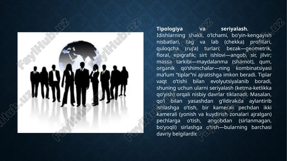 rang, ba’zan qora dog‘lar. harorat pirometrik konus yoki rang/tekstura asosida nazorat qilinadi. ijtimoiy-iqtisodiy va madaniy rol 1) iqtisodiy tizimdagi o‘rni (ishlab chiqarish, bozor, mehnat taqsimoti) ustaxona tarmoqlari va mehnat ixtisoslashuvi. kulolchilik qadimdan shahar va qishloq xo‘jaligi o‘rtasida “ko‘prik” vazifasini bajargan: bir tomondan, maishiy ehtiyojlar (taom, suv, saqlash) uchun idishlar bilan ta’minlagan; ikkinchi tomondan, bozorga yo‘naltirilgan badiiy-bezatish buyumlari ishlab chiqargan. ustaxona ichida mehnat vertikal (moyillik darajalari: shogird → yarimusta → usta) va gorizontal (xom-ashyo tayyorlash, g‘ildirakda shakl berish, sirt ishlovi, sirlash/bo‘yash, pechga yuklash) bo‘linadi. bunday ixtisoslashuv seriyali ishlab chiqarish, tannarxni pasaytirish va sifatsiz chiqindilarni kamaytirishga xizmat qiladi. qiymat zanjiri va standartlashuv. xom-ashyo qazib olish (loy konlari) → massa tayyorlash → shakllantirish → quritish → kuydirish → sirt ishlovi → savdo bosqichlari bo‘yicha qiymat qo‘shish yuz beradi. bozor uchun mo‘ljallangan turlarda (lagan, kosa, choynak) standart o‘lchamlar paydo bo‘lib, markazlararo savdoda narxlarni taqqoslash, logistika va o‘ram (taralash)ni soddalashtiradi. standartlashuv sifati oshiradi, lekin mahalliy …