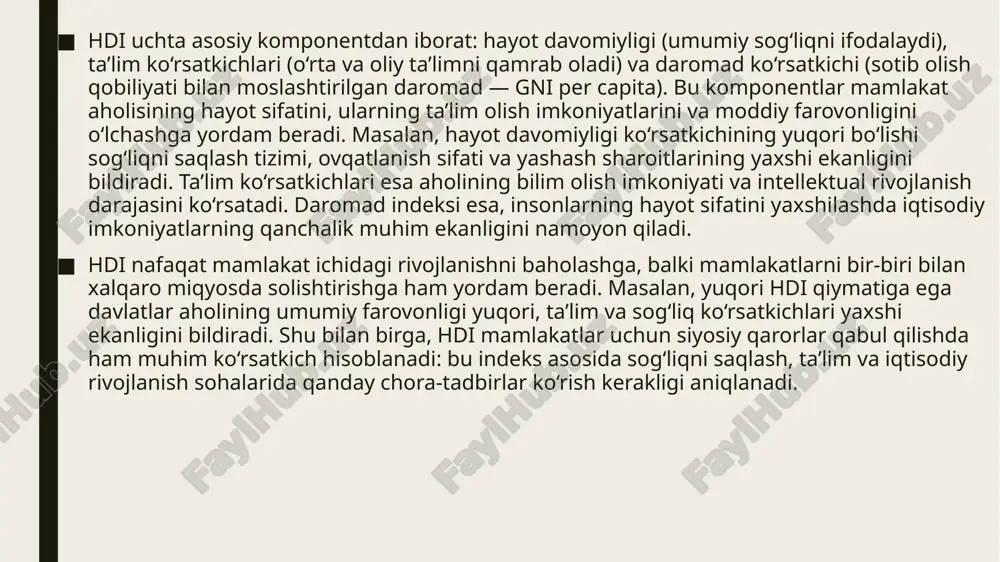 a’lim yillari. har bir qism alohida hisoblanadi, keyin ularning geometrik o‘rtachasi olinadi. daromad indeksi esa gni per capita (ppp) ko‘rsatkichidan foydalangan holda hisoblanadi va bu qiymat logarifmik o‘zgarish orqali normalizatsiya qilinadi, chunki daromadning oshishi hayot sifatiga ta’sirini cheklangan miqdorda oshiradi. hdi hisoblashda eng ko‘p qo‘llaniladigan usul — geometrik o‘rtacha usul bo‘lib, uchta indeksni bir-biriga ko‘paytirib, uchinchi darajaga ko‘tarish orqali umumiy hdi qiymati olinadi. bu usul komponentlar orasidagi katta farqni kamaytiradi va ularning teng muhimligini ta’minlaydi. hdi qiymati 0 dan 1 gacha bo‘ladi. 0 qiymat past rivojlanish darajasini, 1 qiymat esa yuqori rivojlanish darajasini bildiradi. qo‘llanilgan talqin me’yorlariga ko‘ra, 0,8 dan yuqori hdi yuqori rivojlanish, 0,7–0,79 o‘rta yuqori rivojlanish, 0,55–0,69 o‘rta rivojlanish va 0,55 dan past hdi past rivojlanish deb hisoblanadi. hdi yordamida mamlakatlar o‘z rivojlanish darajasini baholash, xalqaro miqyosda solishtirish va siyosiy qarorlar qabul qilish mumkin. shu bilan birga, hdi ijtimoiy barqarorlikni oshirish, ta’lim va sog‘liqni yaxshilash, hamda iqtisodiy imkoniyatlarni …