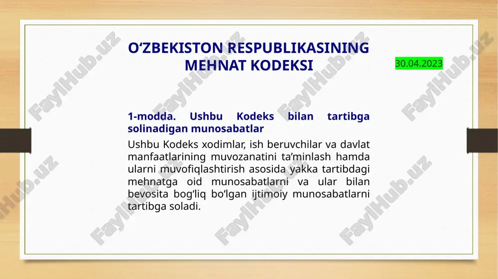 elgilangan mehnat vazifasini bajargan xodimning mehnatiga haq to‘lashning oylik miqdori qonunchilikda belgilangan mehnatga haq to‘lashning eng kam miqdoridan kam bo‘lishi mumkin emas. o‘z mehnat majburiyatlarini bajargan xodimning mehnatiga soatbay haq to‘lashning eng kam miqdori tegishli kalendar yilda olti kunlik ish haftasidagi ish soatlarining o‘rtacha oylik miqdoriga bo‘lingan, bir oyda mehnatga haq to‘lashning qonunchilikda belgilangan eng kam miqdoridan kam bo‘lishi mumkin emas. mehnatga haq to‘lash tizimida nazarda tutilgan mukofotlar, ish haqiga ustamalar, boshqa rag‘batlantiruvchi to‘lovlar, shuningdek ish vaqtidan tashqari ish, dam olish kunlaridagi va ishlanmaydigan bayram kunlaridagi ish, tungi vaqtdagi ish uchun to‘lovlar, tuman koeffitsiyentlariga doir to‘lovlar hamda boshqa kompensatsiyaga oid va ijtimoiy to‘lovlar mehnatga haq to‘lashning eng kam miqdoriga kiritilmaydi. 253-modda. ish haqini to‘lash muddatlari xodimlarga ish haqi to‘lash muddatlari jamoa shartnomasida yoki ichki hujjatda, ular mavjud bo‘lmaganda esa mehnat shartnomasida shart qilib ko‘rsatilgan muddatlarda belgilanadi va har yarim oyda bir martadan kam bo‘lishi mumkin emas. xodimlarga oylik ish haqi, …