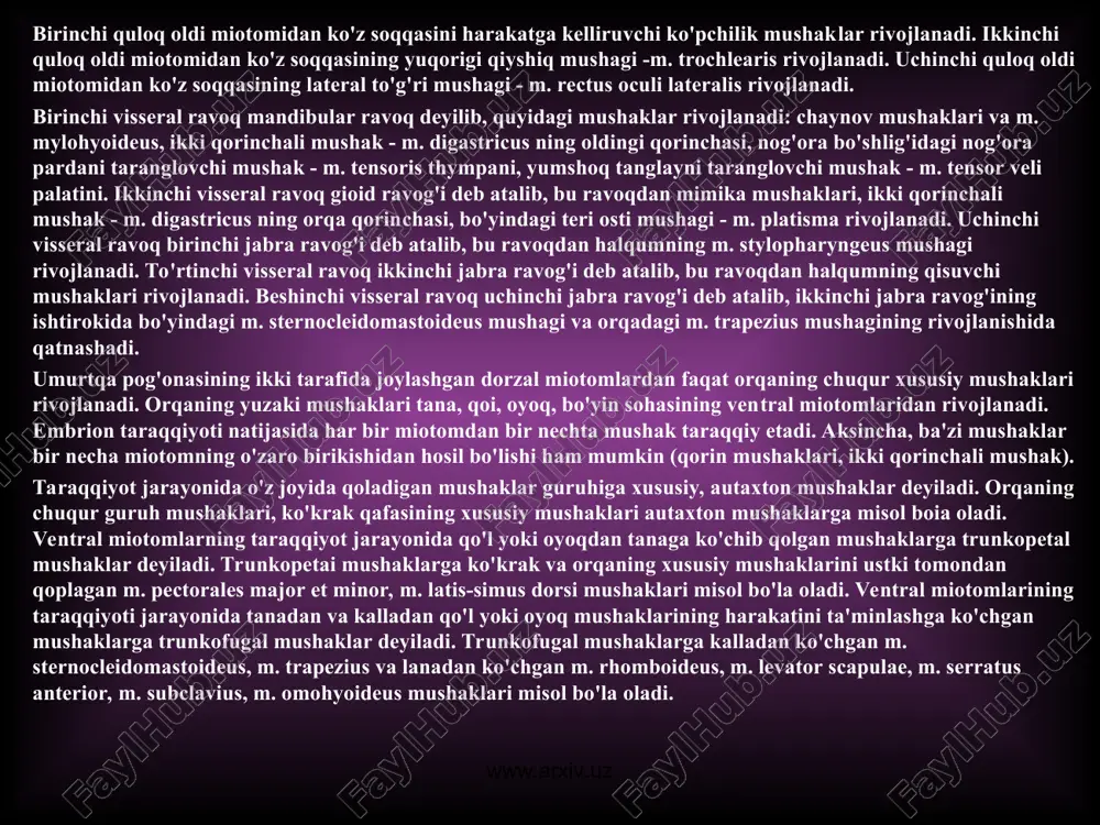ko’pgina ichki organlar-me’da-ichak yo’li, tanosil organlari, tomirlar devorining shakllanishida qatnashadi. silliq muskul tuzilishi hamda funksiyasi bo’yicha ko’ndalang-targ’il mushakdan ancha farq qiladi. silliq mushaklar vegetativ nerv sistemasi tomonidan innervatsiya qilinadi va shu sababli kishi ixtiyoriga bo’ysunmaydi. yuqorida qayd qilinganidek, silliq muskul to’qimasi hujayra tuzilishiga ega bo’lib, cho’ziq, duksimon va tarmoqlangan bo’ladi. hujayraning o’lchamlari turlicha bo’ladi, ya’ni uzunligi 50-250 mkm, yadro sathining maksimal diametri 5-20 mkm. www.arxiv.uz www.arxiv.uz muskul to’qima. a - ko’ndalang targ’il muskul tolalari: 1 - yadro; 2 - ko’ndalang yo’nalishdagi chiziqlar (miofibrillar); v - silliq muskul tolalari; d - yurak muskuli tolalari. www.arxiv.uz www.arxiv.uz to’qimada bir-biriga yondoshib yotgan hujayralar qatlamlar hosil qiladi. ular bir-biriga nisbatan shunday joylashadiki, bir hujayraning markaziy qismiga boshqa hujayraning o’tkir uch qismi yopishadi. silliq mushak hujayralari sirtdan sarkolemma bilan qoplangan, unda qalinligi taxminan 7,5 nm ga teng plazmatik membrana va tashqi bazal membrana farq qilinadi. yonma-yon yotgan hujayralarning plazmatik membranalari ba’zi joylarda juda yaqinlashib, tutashish …