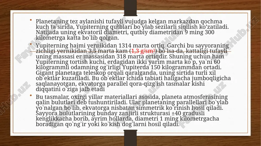 biy to`lqin chegaralaydi. bunday zarbaviy to`lqin quyoshdan kelayotgan plazmaning tormozlanishidan paydo bo`ladi. yupiterning tungi tomonida magnit moydoni erniki kabi, uzun dum hosil qilib, bir necha yuz million kilometrgacha cho`ziladi. ma`lumki, elektronlar magnit maydonda harakatlanganda ikki xil nurlanadi. bu nurlanishlardan biri tsiklotron nurlanish deyilib, nisbatan kam kuvvatli elektronlarning (0,5 mev gacha energiyali) harakatlanishidan, ikkinchisi esa sinxrotron nurlanish deyilib, relyativistik elektronlarning (tezligi-yorug`lik tezligi kattaligiga yaqin elektronlarning) harakatlanishidan vujudga keladi va dekametrli radionurlanishlarning manbai hisoblanadi. gigant planetaning magnit maydoni zaryadli kosmik zarrachalar bilan ta`sirlashib, ularni o`z sferasida «qafas»ga tushiradi va natijada bunday holat, planeta atrofida, ernikiga o`xshash kuchli radiatsiya kamaralarining paydo bo`lishlariga olib keladi. toroidal shaklidagi (teshikkulcha ko`rinishli) radiatsion kamar, sayyoraning ekvator tekisligiga bir oz osayyoraning ekvator tekisligiga bir oz og`gan holda bo`lib, 1,5 dan to 6 planeta radiusigacha masofaga cho`ziladi. bu poyasda magnit maydoni «asir olgan» elektronlarning energiyasi 3 dan 30 mev gacha oraliqda bo`ladi. planetaning magnitosferasi va radiatsiya kameralari, zaryadli zarrachalar …