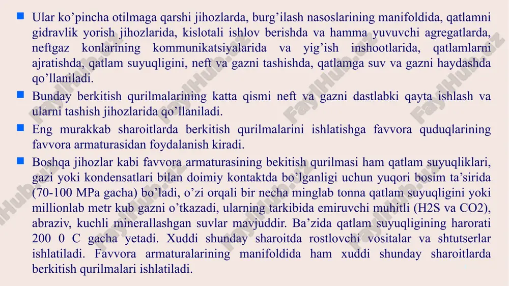 ta sarf va bosimga hisoblangan. qulfakning massasi 80-100 kg. bekitish germetikligini amalga oshirish uyani (12) halqali zichlamalar bilan qo’zg’alishi hisobiga erishiladi, yon sirt yuzalari va ular bilan kontaklashuvchi shiberning yuzasi ham yuqori sifatda tayyorlangan. germetikligini va korroziyaga chidamligini oshirish uchun qulfakning korpusi yog’ bilan to’ldiriladi (2). murakkab turdagi to’g’ri oqimli tekis shiberli qulfakning konstruktsiyasi 70 mpa ishchi bosimga hisoblangan, zichlanish tizimi oldingidan farq qiladi. 10 qulfakning korpusida ikkita yo’naltiruvchi sig’imli, maxsus surkov (yog’lash) va kanalli lunj o’rnatilgan, u surkovlarni zichlanuvchi yuzalarga uzatadi. shiber ikkita plashkadan tashkil topgan bo’lib, bir nechta prujinalarga tirkaladi. plashkada ariqchalar mavjud, unga shpindelning va kontrshpindelning boshchasi joylashtirilgan. zichlovchi yuzalarga ishchi muhitning bosimi ostida surkov (moylash) uzatiladi, u zatvorning germetikligini yaxshilaydi. moylash surkovlarning zaxirasi teskari klapanlar orqali to’ldiriladi. qulfaklarni boshqarishni va teleboshqaruvni ta’minlashda ular gidro uzatmalar yoki havo uzatmalari bilan jihozlanadi. havo uzatmali qulfakning shartli o’tish teshigining diametri 50 mm bo’ladi, 70 mpa ishchi bosimga hisoblanadi. bu …