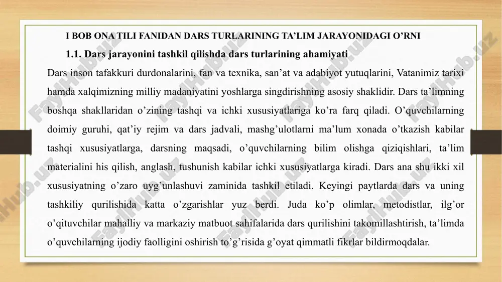ham qo’llanmaydi. o’rganilgan bilimlarni amaliyotda qo’llash o’tganlarni takrorlash darsining murakkab ko’rinishidir. binobarin, uni alohida dars turi sifatida talqin etishga ehtiyoj qolmaydi. ii bob ona tili darslariga qo’yiladigan talablar tahlili 2.1. darslarga qo’yilgan asosiy talablar ona tili darsi o’quvchining fikrlash qobiliyatini rivojlantirishda muhim ahamiyatga ega hisoblanadi. ona tili fani orqali o’quvchi boshqa fanlarni ham idrok qila olish qobiliyati shakllanadi. ona tili darslarida bolalarning tafakkur faoliyatini kengaytirishga, ularda erkin fikrlay olish, o’zgalar fikrini anglash, o’z fikrini og’zaki va yozma bayon qilishga, jamiyat a’zolari bilan erkin muloqotda bo’la olish ko’nikma va malakalarini rivojlantiradi. ona tili ta’limda o’quv fani emas, balki butun ta’lim tizimini uyishtiruvchi ta’lim jarayoni sifatida qaraladi. ona tili ta’lim standarti ko’rsatkichlari bolaning fikrlay olishga, ifodalangan fikrni anglashga va o’z fikrini savodli, mantiqiy izchil rioya qilgan holda bayon qila olishga o’rgatish nuqtai nazardan belgilanadi. ona tili darsiga qo’yiladigan asosiy talablar quyidagilar: o’quvchining onggida fonetik, grammatik va orfografik tushunchalarni shakllantirish; asosiy fonetik, grammatik …