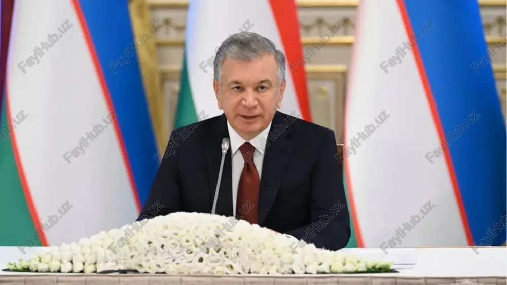 go’zal o’xshatishlarni bejiz bag’ishlamagan edilar. aynan temuriylarnig hukmronligi davrida samarqand o’zinnig eng yuksak kamolotiga yetgan edi. yevropa davlatlarining hukmdorlari bu shaharni ziyorat qilishni o’zlari uchun sharaf deb bilganlar. samarqand — afsonaviy shahar. bu yerda har bir tosh, jarlik yoki suv havzasi – o‘tmishdan so’ylovchi tirik bir ertak, shaharning har bir dahasi (guzari yoki mahallasi) o’z afsonalarini go’yoki shajarasi kabi saqlab keladi. ba’zan har bir samarqandlikning qalbiga aziz bo’lgan biror bir tarixiy voqea yoki joy xam afsonalarga ko’miladi. buxoro buxoroga borib, shu qadimiy shaharni ko’rgan kishilarning barchasi minoralarning tepalaridagi g’alati ko’rinishdagi «qalpoqlarga» e’tibor bergan bo’lsalar kerak. bular laylak uyalaridir. umidning timsoli bo’lgan bu oppoq qushlar shaharning ramzi, uning barqarorligi va sadoqatining ham ramzi bo’la oladi. boy go’zal shahar juda ko’p marta turli-tuman dushmanlarning bosqinchilik hujumlarining maqsadi bo’lgan, mo’g’ul-tatarlarning bosqini eng og’ir, yer bilan yakson qiluvchi darajada bo’lgan edi. lekin buxoro har gal qaytadan aynan o’sha joyda tiklanib, o’z zamini-yu a’analariga sodiq …