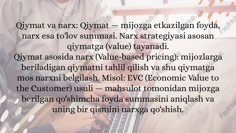 obatchilarga muvofiq belgilanadi. • raqobatli bozor — ko‘plab kichik sotuvchilar, narx bozor kuchlari tomonidan belgilanadi. raqobatchilar pozitsiyasi va narx urushlari: agressiv narx pasaytirish, subsidiyalash, chegirmalar. bozor segmentatsiyasi: segmentlarga bo‘linib, har segmentga mos narx qo‘yish. narx farqlash (price differentiation): yuqorida aytilganidek, segmentlarga mos narxlar. 10 narxlarni boshqarish usullari va mexanizmlari tarkibi: narx kengashi (pricing council): turli bo‘limlardan (marketing, savdo, moliya) vakillar bo‘lishi; narx strategiyalarini muvofiqlashtirish va nazorat qilish. narx boshqaruv platformalari va dasturiy ta’minotlar: ai, bi va analytics tahlillar orqali narxni optimallashtirish. misol: competera — ai asosida narx boshqarish platformasi. competera.net ma’lumotlar va ma’lumot sifati: narx boshqaruvining muvaffaqiyati ko‘p jihatdan ma’lumot sifati va to‘liqligiga bog‘liq. pricefx.com organizatsion moslik (organizational alignment): narx siyosati bilan bo‘limlar, maqsadlar, strategiya uyg‘un bo‘lishi kerak. pricefx.com+2simon-kucher+2 rollar va mas’uliyat: kompaniyalarda “pricing officer”, “pricing analyst” rollari yaratiladi, bu vakillar narx jarayonini qo‘llab-quvvatlaydi, lekin qarorlarni qabul qilmaydi. simon-kucher standartlar, metrikalar va nazorat: narx o‘zgarishlari, narxlar oralig‘i, narx–volume ta’siri, “gap …