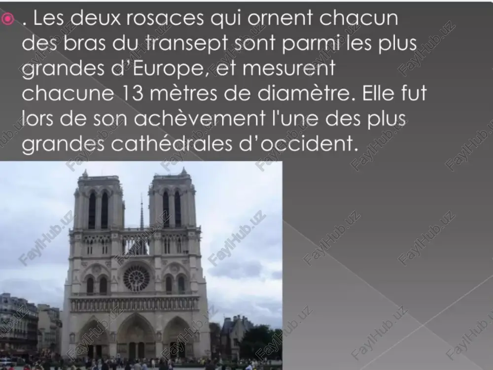 la construction s’étant étendue sur de nombreuses décennies (deux siècles), le style n'est donc pas d'une uniformité totale - Page 4