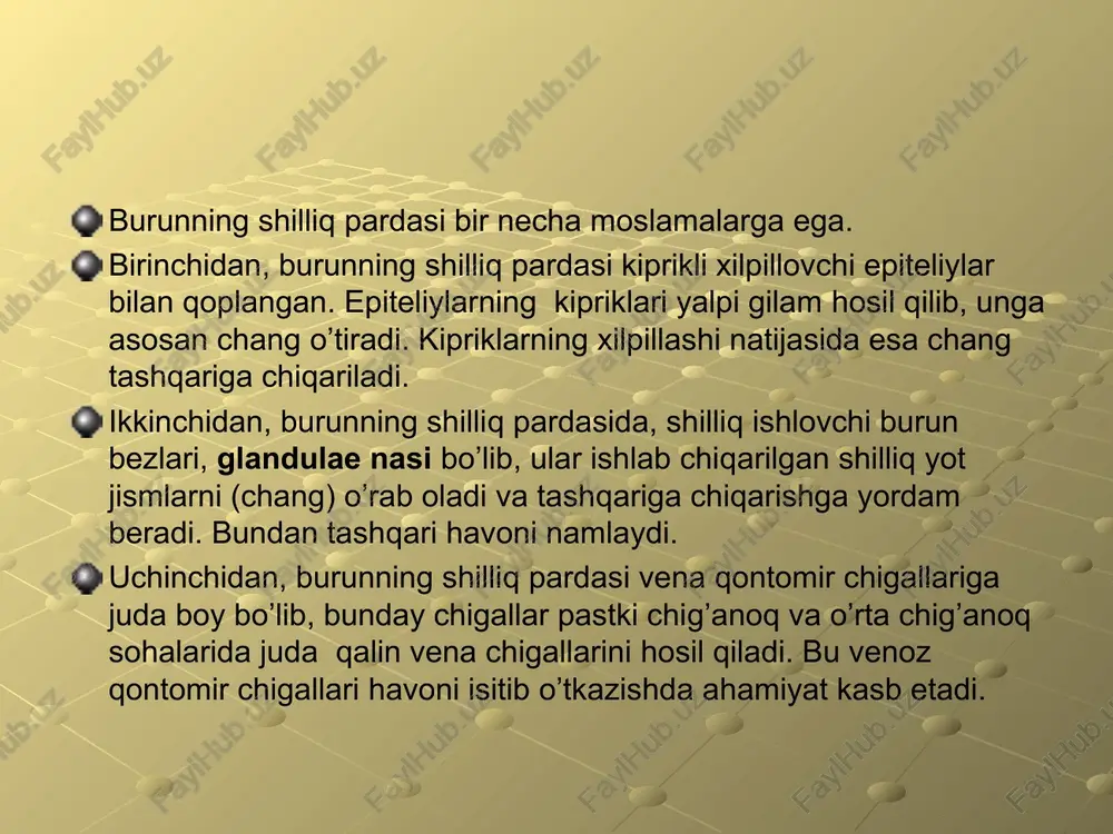 hta yuzasi bor. pastki yuzasi facies diaphragmatica, diafragma gumbaziga mos ravishda botiq. keng qovurg’a yuzasi facies costalis, qovurg’alarning botiq yuzasiga mos keladi. medial yuzasi ikki qismga, ko’ks oralig’i a’zolariga tegib turuvchi yuzasi pars mediastinalis va umurtqa pog’onasiga tegib turuvchi pars vertebralisga bo’linadi. bu uchala yuza o’pkaning qirralari yordamida bir biridan chegaralanib turadi. o’pkaning diafragmal yuzasi boshqa yuzalardan margo inferior, qovurg’a yuzasi medial yuzasidan margo anterior vositasida chegaralanadi. o’pkaning medial yuzasida perikard chuqurchasidan yuqori va orqada uning darvozasi hilus pulmonis joylashadi. o’pka darvozasidan bosh bronx, o’pka arteriyasi va nervlar kirib, ikkita o’pka venasi, limfa tomirlari chiqib, hamma tuzilmalar umumiy ravishda o’pka ildizi radix pulmonis ni tashkil qiladi. o’pka ildizida bronx dorsalroq joylashib, chap va o’ng o’pkada qontomirlarga nisbatan joylashuvi bir xil emas. o’ng o’pka darvozasida eng yuqorida bronx, so’ngra o’pka arteriya va o’pka venasi joylashsa (vav), chap o’pka darvozasida eng yuqorida o’pka arteriyasi, so’ngra bosh bronx va o’pka venasi (avv) joylashadi.