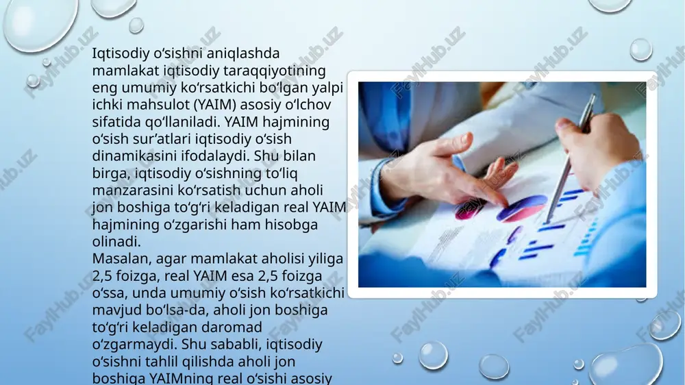 ta’kidlaydi. ko‘plab iqtisodchilar ham texnik taraqqiyotni iqtisodiy o‘sishning asosiy drayveri sifatida ko‘rsatadi. texnik taraqqiyot — bu to‘plangan bilimlar, ko‘nikmalar, ixtirolar va innovatsion g‘oyalarni amaliyotga joriy etish jarayonidir. shu bois, ilmiy-texnik taraqqiyotning rivojlanishi ishlab chiqarish samaradorligini oshirish, yangi mahsulotlar yaratish va raqobatbardoshlikni kuchaytirishda muhim rol o‘ynaydi. iqtisodiy o‘sishga davlatning iqtisodiy siyosati ham katta ta’sir ko‘rsatadi. hukumat tomonidan ishlab chiqiladigan rag‘batlantiruvchi yoki to‘siq yaratuvchi choralar o‘sish sur’atlarini belgilab beradi. bundan tashqari, tashqi omillar — xalqaro mehnat taqsimoti, iqtisodiy integratsiya, kapital, texnologiya va boshqaruv tajribasining almashinuvi ham muhim ahamiyat kasb etadi. masalan, rossiya global bozorda xomashyo yetkazib beruvchi va tayyor mahsulot importchisi sifatida faoliyat yuritmoqda. biroq, xorijiy investitsiyalar va ilg‘or texnologiyalarni jalb etish mamlakat iqtisodiy rivojlanishining katalizatori bo‘lishi mumkin. shu bilan birga, ichki kapitalning to‘g‘ri yo‘naltirilishi va investitsion muhitning yaxshilanishi ham iqtisodiy o‘sishni jadallashtiradi. iqtisodiy o‘sishning omillari — bu ishlab chiqarishning real hajmini va sifatini oshirish imkonini beruvchi hodisalar va jarayonlardir. iqtisodiy nazariyada …