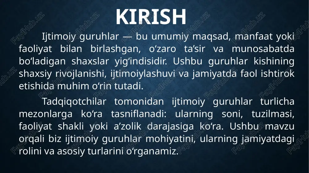 ik bo‘lib xizmat qiladi. ular quyidagi muhim funksiyalarni bajaradi: ijtimoiy tizimlarni birlashtirish: guruhlar jamiyatdagi turli ijtimoiy qatlamlar, kasblar va institutlarni bir butun tizimga bog‘lab turadi. ijtimoiy tartibni saqlash: har bir guruh ichki qoidalar va qadriyatlarga ega bo‘lib, a’zolarini ularni bajarishga majbur qiladi. bu esa umumiy ijtimoiy tartibni saqlashga xizmat qiladi. mehnat taqsimoti va kasbiy rivojlanish: ijtimoiy guruhlar kasb va faoliyat turlariga ko‘ra shakllanib, iqtisodiy-ijtimoiy rivojlanishga hissa qo‘shadi (masalan, mehnat jamoalari, professional uyushmalar). ommaviy fikr shakllanishi: guruhlar jamiyatda ma’naviy-axloqiy me’yorlar, urf-odatlar va ommaviy fikrlar shakllanishida muhim rol o‘ynaydi. shaxsni qo‘llab-quvvatlash: inson guruh orqali psixologik himoya, e’tirof, hamkorlik va hissiy barqarorlik topadi. ijtimoiylashuv (sotsializatsiya) — bu insonning jamiyat me’yorlari, qadriyatlari va xulq-atvor qoidalarini o‘zlashtirish jarayonidir. ijtimoiy guruhlar bu jarayonning asosiy agentlari hisoblanadi. inson hayoti davomida bir necha bosqichli ijtimoiylashuvdan o‘tadi va har bir bosqichda muayyan guruhlar asosiy rolni o‘ynaydi: birlamchi guruhlar (masalan, oila, do‘stlar) — bolalikdan boshlab shaxsning ilk ijtimoiy tajribalarini shakllantiradi. …