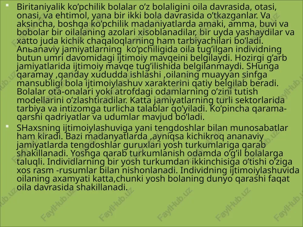 a umid qilmaydilar, ayniqsa ota-onalar o’qishga befarq yoki butunlay qarshi bo’ladi. kambag’al xududlarda joylashgan maktablar boy xududlardagiga nisbatan texnik jixatdan yomonroq jixozlangan va kamroq o’qituvchilarga ega bo’ladi. bolalarda maktabga nisbatan xush ko’rmaslik tuyg’usi bo’lishi ham mumkin, chunki ularning nazarida maktab na hozir na kelajakda xayotga aloqasi bo’lmagan vazifalarni qo’yadi. davriy nashrning gullab yashnashi 18-asrning oxiridan boshlanadi, biroq u paytlarda gazeta va jurnallar tor doiradaga o’quvchilarga mo’ljallangan edi. yuz yildan keyingina ular milionlab odamlarning dunyoqarash va fikrlarini belgilab, kundalik xayotning bir qismiga aylandi. ommaviy axbarot vositalarini bosma nashr sifatida tarqalishi tez orada elektron muloqat vositalri bilan to’ldirildi. biritaniyalik bolalar bir yil davomida teleekran oldida maktabda o’tkazgan yuz kunga teng vaqt o’tkazdilar. kattalar ham bunga shuncha vaqt sarflaydilar. tadqiqotlarning ko’rsatishicha voqealar gazeta va televidiniyada tunlicha yoritilsa, odamlar televizorga gazetaga nisbattan ikki barobar ko’proq ishonadilar ekan .muayyan tipdagi teledasturlarning bolalar va kattalarning ijtimoiy ustanovkalariga qanday tasir o’tkazishini taxlil qilishga ko’plab tadqiqodlar bag’ishlandi, biroq …