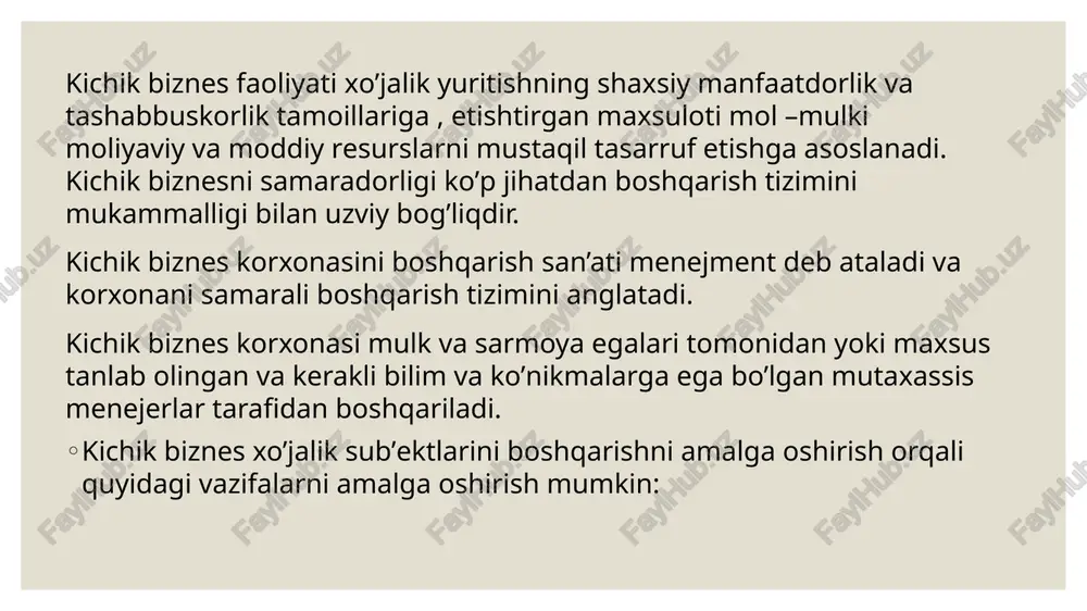 oziga xos xususiyatlari korxona faoliyatini boshqarish jarayoniga tashqi va ichki omillar ta'sir korsatadi. ichki omillarga korxonaning kata -kichikligi , resurslar miqdori va uni taqsimlanishi, texnologik darajasi, mehnatni tashkil etish usullari, baho siyosati va boshqalar kiradi. tashqi omillar korxonadan tashqaridagi muhit ta'sirida vujudga keladi. ular qatoriga bozor kon'yunkturasi va raqobat muhiti, mol etkazib beruvchi va iste'molchilarning xatti-harakatlari, tabiiy-iqlimiy shart-sharoitlar, siyosiy va ijtimoiy omillar, huquqiy-me'yoriy baza va davlat boshqaruvi kabi omillar kiradi. boshqaruvga ta'sir etuvchi ichki va tashqi omillar korxonaning ishlab chiqarish, tijorat, moliyaviy va boshqa faoliyati natijalariga jiddiy ta'sir korsatishi sababli, boshqaruv karorlarini qabul qilishda har bir omilni hisobga olish zarur. kichik korxona menejmenti uchun unda ishlovchi ishchilar soni katta axamiyatga ega. mulk egasining o’z biznesini boshqaruv darajasi va (personal)ishchilar bilan boladigan aloqsi bu omilga boqliq. qunarmand mulk egasining o’zi bo’ladi, ozi boshqaruvchi , o’zi ishchi, kichik tadirkor o’z koxonasini o’zi boshqaradi va ishchi personal bilan yaqindan aloqada boladi. o’rta korxona …