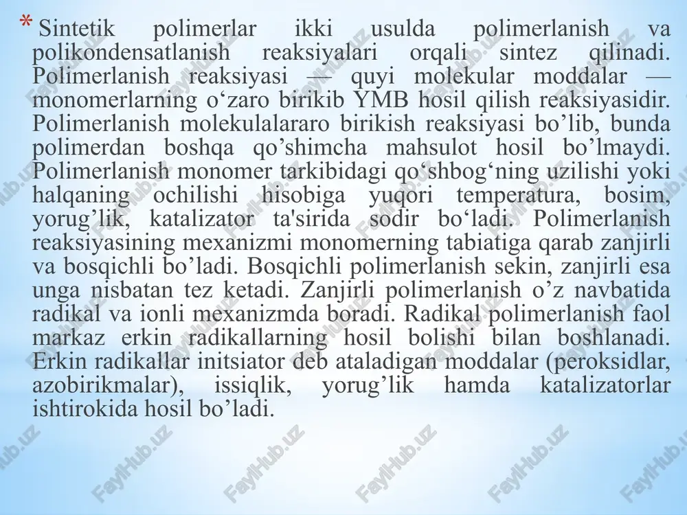teriallarga aytiladi. plastmassalar qizdirishga nisbatan o‘z holatini turlicha o’zgartiradi. masalan, polietilen parchasi qizdirilsa, u yumshaydi va qovushqoq-oquvchan holatga o‘tib, o‘z shaklini oson o‘zgartiradi. lekin, u sovitilganda qotadi va unga qanday shakl berilgan bo’lsa, o‘sha shaklni saqlab qoladi. moddalar qizdirilganda o’z shaklini o‘zgartirib, sovitilganda o‘sha o’zgartirilgan shaklni saqlab qolish xossasi termoplastiklik deb ataladi. plastmassalarning bunday termoplastiklik xossasi ularni qayta ishlashda katta ahamiyatga ega. termoplastiklik xossaga ega bo’lgan polimerlar termoplastik polimerlar deb, ularga polietilen, polipropilen, polistirol, poliakril efirlari va hokazolar misol bo’ladi. ba'zi plastmassalar qizdirilganda oldin suyuqlanadi, so‘ngra esa yumshaydigan va suyuqlanib ketmaydigan qattiq holatga o’tadi. polimerlarning bunday xossasi termoreaktivlik deb ataladi. yuqori temperatura va bosimda termoreaktiv polimerlarning tarmoqlangan molekulalari o‘zaro kimyoviy reaksiyaga kirishib, fazoviy tuzilishga ega bo'lgan polimer hosil bo‘ladi. bu jarayon qaytmasdir, ya’ni polimerning dastlabki holati qayta tiklanmaydi. bunday materiallar o‘zini termoplastlikligini yo‘qotadi va yanada mustahkam bo’lib qoladi. termoreaktiv polimerlarga fenolformaldcgid va mochevina-formaldegid smolalar misol bo'ladi. plastmassalar tarkibiga ko‘ra oddiy …