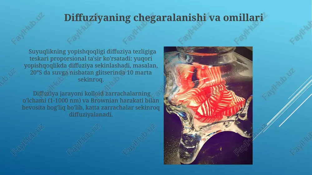 i. diffuziya koeffitsiyentining xususiyatlari kichik zarrachalar uchun diffuziya koeffitsiyenti yuqori bo'ladi, masalan, 1 nm diametrli zarracha uchun diffuziya koeffitsiyenti 10 nm diametrli zarrachaga nisbatan ancha yuqori bo'ladi. suyuqlikning yopishqoqligi diffuziya koeffitsiyentining teskari proportsional miqdoriga ta'sir qiladi, ya'ni yopishqoqlik ortsa, diffuziya koeffitsiyenti kamayadi, stokes-eynshteyn tenglamasidan kelib chiqadi. eritish muhitining ta'siri erituvchining ion kuchi kolloid zarrachalarining diffuziyasiga ta'sir qiladi, masalan, 0,1m nacl eritmasida debye-hückel effekti tufayli diffuziya tezligi pasayadi. turli ionli kuchga ega bo'lgan eritmalarda, masalan, 0,01m va 1m mgcl2 eritmalarida, kolloid zarrachalarining diffuziyasi sezilarli darajada farq qiladi, yuqori ion kuchi diffuziyani sekinlashtiradi. diffuziyaning amaliy qo'llanilishi oziq-ovqat sanoatida, 20-30°c haroratlarda sut mahsulotlarining pishishi va pishirish jarayonlarini tezlashtirish uchun diffuziya tezligini oshirish texnologiyalari qo'llaniladi. diffuziya jarayonlari yordamida 10 nm dan kichik zarrachalarni ajratish va tozalashda ishlatiladigan ultrafiltratsiya membranalarining samaradorligi 90% dan oshadi. e'tiboringiz uchun rahmat @taqdimot_robot image1.jpg image2.jpg image3.jpg image4.jpg image5.jpg image6.jpg image7.jpg image8.jpg image9.jpg image10.jpg image11.jpg image12.jpg image13.jpg image14.jpg image15.jpg image16.jpg image17.jpg