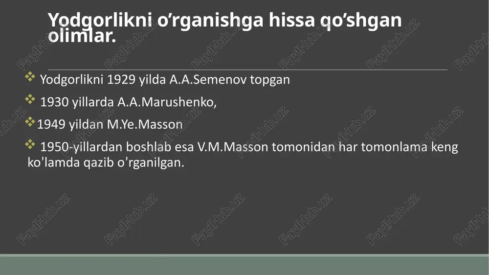 uloti va ko’pincha uy hayvoni echki go’shti bilan ovqatlangan. bu erdagi kollektiv dafn mavzoleyi birinchi guruhnikidan kam farq qiladi. oltintepaning ikkinchi qatlami davrida yashagan aholi har holda o’ziga to’q shaharliklardan iborat bo’lib, balki suruv moliga va hosildor er bo’limiga ega bo’lganlar. ikkala guruh aholisiga taalluqli xilxonalardan topilgan buyumlar bir-biridan uncha farq qilmaydi. bu manzara hali bu vaqtda sinfiy jamiyat darajasiga xos mulkiy tabaqalanishning hamon ojizligidan dalolat beradi. uchinchi guruh aholi ko’p xonali uy massivlarida «hunarmandlar tepaligi»dan iborat bo’lib, umumiy oshxona va hovliga ega bo’lganlar. v.m.massonning kuzatishlariga qaraganda, uylarning rejalashtirilishi katta oilalardan iborat bo’lgan so’nggi eneolit davri an’analarini davomchisi jamoalaridan iborat edi. arxeologlarning yodgorlikni o’rganish jarayonlari oltintepa qadimiy yozuvlari mil. avv. iii minginchi yillikning oxiri va ii ming yillikning birinchi yarmida piktografik belgilar asosida hind sivilizasiyasining xarrapa yozuvi paydo bo’ldi. aynan shunday ayol ma’budalariga va idish sirtlariga chizilgan piktografik belgilar v.m.masson tomonidan oltintepada va a.a.asqarov tomonidan esa sopollitepada topilgan. bu arxeolog …