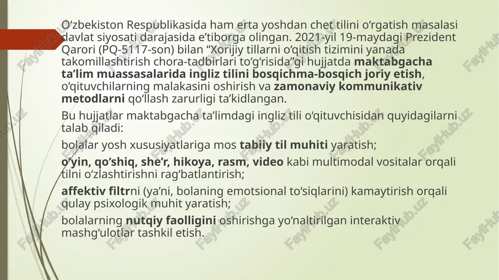 faollashadi. maktabgacha yoshdagi bolalar uchun bu nazariya juda muhim, chunki ular yangi tovush tizimlarini, grammatik shakllarni tezda o‘zlashtirish qobiliyatiga ega. bola muloqot jarayonida qoidalarni tushuntirmasdan ham til tizimini sezadi va tabiiy ravishda ishlatadi. pedagogik qo‘llanish: o‘yin asosida o‘rganish (play-based learning); tabiiy kontekst yaratish (masalan, “this is my toy”, “give me the ball”); grammatikani tushuntirish emas, balki namuna asosida ko‘rsatish. misol: bola “i like apples” iborasini qayta-qayta eshitgach, o‘zi ham “i like bananas” shaklida yangi gap tuza oladi — bu transfer (uzatish) deb ataladi va lad faoliyati natijasidir. kognitiv yondashuv asoschilari: jean piaget, jerome bruner, david ausubel asosiy g‘oya: til o‘zlashtirish — bu tafakkur jarayonining bir qismi. bola tilni atrofdagi voqealarni anglash, ularni tushunish va ifodalash jarayonida o‘zlashtiradi. piaget (1970) fikricha, bola kognitiv rivojlanish bosqichlariga qarab so‘zlarni mantiqan bog‘lashni o‘rganadi. masalan, “big”, “small”, “more”, “less” kabi so‘zlarni bola taqqoslash orqali tushunadi. bruner (1983) esa til o‘rganishda scaffolding (tayanch o‘qitish) tushunchasini ilgari …