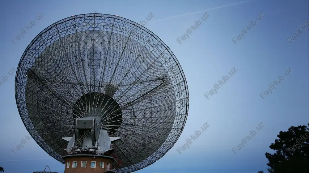 ojno budet vosstanovit informatsiyu ob istochnike s effektivnim razresheniem. interferentsiya mojet provoditsya kak apparatno, putyom podachi signala po kabelyam i volnovodam v obshiy smesitel, tak i na evm s predvaritelno otsifrovannimi po metkam tochnogo vremeni i soxranennimi na nositel signalami. sovremennie texnicheskie sredstva pozvolili sozdat sistemu rsdb, kotoraya vklyuchaet v sebya teleskopi raspolojennie na raznix materikax i raznesennie na neskolko tisyach kilometrov. 21 antenni s zapolnennoy aperturoy antenni etogo tipa poxoji na zerkala opticheskix teleskopov i yavlyayutsya naibolee prostimi i privichnimi v ispolzovanii. antenni s zapolnennoy aperturoy prosto sobirayut signal ot nablyudaemogo ob'ekta i fokusiruyut ego na priyomnike. zapisanniy signal uje neset v sebe nauchnuyu informatsiyu i ne nujdaetsya v sinteze. nedostatkom takix antenn yavlyaetsya nizkaya razreshayushaya sposobnost. antenni s zapolnennoy aperturoy mojno razdelit na neskolko klassov po forme ix poverxnosti i metodu montirovaniya. 24 1. paraboloidi vrasheniya (reflektori) prakticheski vse antenni takogo tipa ustanavlivayutsya na alt-azimutalnix montirovkax i yavlyayutsya …