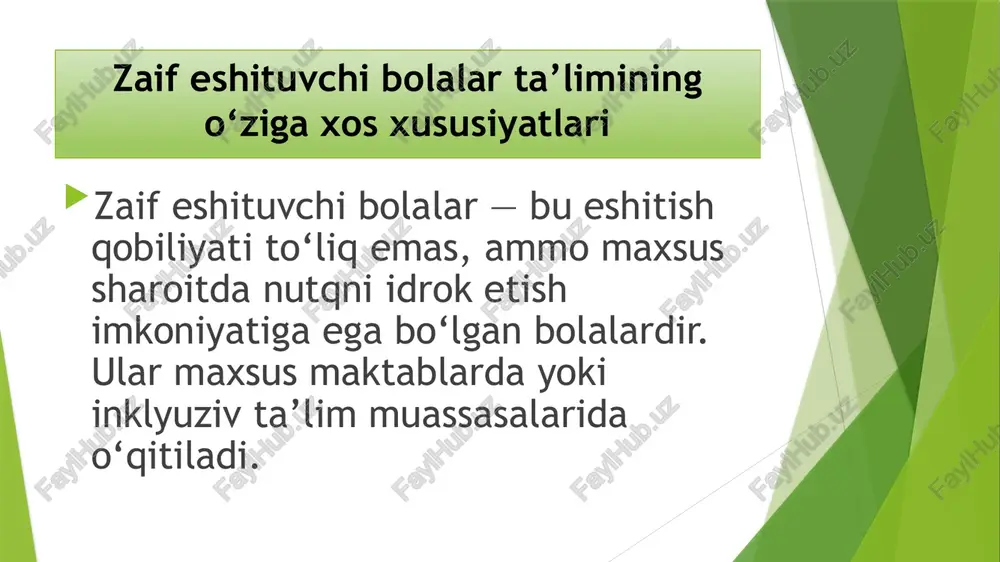 olalar uchun maktabgacha tarbiya alohida ahamiyat kasb etadi, chunki ilk davrida, taxminan bir yoshgacha, hali bolaning tili chiqquniga qadar eshitadigan va kar bolalar o’rtasidagi tafovut u qadar ko’zga tashlanmaydi. asta-sekinlik bilan, eshitadigan bola nutqni egallagani sari bu farq ortib boradi. bir qarashda g’alati tuyuladi: qanday qilib so’zlarni labdan o’qib olish va daktil shaklda avvaldan o’zlashtirish o’rtasida aloqadorlik bo’lishi mumkin, ma’lum bo’lishicha, bolaning lug’at zahirasi qanchalik boy va umumiy rivojlanishi yuqori bo’lsa (bunga daktil nutq ko’maklashadi), bolaning labdan o’qishi shunchalik osonlashadi, u noma’lum yoki labdan noto’g’ri o’qilgan so’zning ma’nosini fahmlashi imkoni ortadi. biz og’zaki nutqdan foydalanishga qarshi e’tirozlarni inkor etish, ularning asossiz ekanini isbotlashga urinib ko’rdik. maqsadimiz kar bolani o’qitishda uning samaradorligi va zaruratiga ishonch hosil qilish. bu masala mohiyatini anglab yetish kar bola tarbiyasi bilan shug’ullanayotgan ota-onalar uchun juda muhim. biroq og’zaki nutqning ahamiyatini anglab yetishning o’zi yetarli emas. natijada kar bola bilan muloqot qiluvchilarning hammasi daktil alifbodan qanchalik to’g’ri …