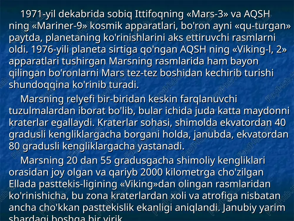 etrgacha borib, baland marza bilan chegaralangan. bir vaqtlar bu vulqondan otilgan lava suyuq bo'lib, juda uzoqlargacha oqib borgan. mars relyefming eng qiziq obyektlaridan biri uzunligi bir necha yuz kilometrgacha cho'zilgan jarliklardir. arziya tog'idan 20 gradus sharqda bunday jarliklardan biri joylashib, uning uzunligi 400 kilometrgacha, kengligi ayrim joylarida 30 kilometrgacha, chuqur-ligi esa 2 kilometrgacha boradi. «qizil planeta» sirtida kuzatiladigan boshqa bir «tilsim» — daryo o'zanlaridir. bular ichida 30 graduslar chamasi janubiy kenglikda joylashgan nirgal deb nomlangan daryo o'zani 400 kilometrga cho'­zilgan bo'lib, marsning qadimiy daryolaridan hisoblanadi (83- rasm). nirgal qadimda juda katta havzaga quyilganligi «mariner-9» olgan rasmlarda yaqqol ko'rinadi. shuningdek, uzunligi 700 kilometr­gacha boradigan boshqa bir daryo o'zani maadimning ayrim joyla­rida kengligi 80 kilometrgacha yetadi. bu daryo o'zanlarida hozir hech qanday suyuqlik oqmasligi aniq. u holda, mazkur daryo o'zanlarini nima vujudga keltirgan, degan savol tug'iladi. ushbu savolga javob berish bir necha yillar davomida uzoq tortishuvlarga sabab bo'ldi. planetaning qurigan daryolari haqida …