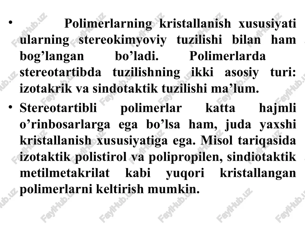 stall polimerlarning mexanik xossalarini katta harorat intervalida sinchiklab o’rganish kristall polimerlarda cho’zilish deformasiya-sining o’sishi uch bosqichli ekanligini ko’rsatdi. buni kristall polimer cho’zilishining berilgan kuchga bog’liqligi grafigidan ko’rish mumkin. kristall polimerlarda nisbiy cho’zilishning berilayotgan kuchga bog’liqligi kristall polimerlarning cho’zilishiga “bo’yin” hosil bo’lishi va o’sish sxemasi: 1-“bo’yin” hosil bo’lishi; 2-“bo’yin”ning o’sishi; 3- namunaning to’laligicha “bo’yin” ga aylanishi deformasiyalanayotgan polimer namu-nasida “bo’yincha” hosil bo’lishi bilan materialda optik va mexanik anizatropiya yo’zaga kela boshlaydi. kristallari tartibli joylashgan polimer namunasi birinchi marta ko’ndalang yo’nalishida cho’zilsa, kristall panjaralar tashqi kuch ta’sirida betartiblashib qoladi. binobarin, “bo’yincha” hosil bo’lish va uning yanada uzayish jarayonini namunaning kuch maydonida qayta kristallanish (rekristallizasiya) deb qarash kerak. “bo’yincha” hosil bo’lishidagi shartli kuchlanish esa rekristallanish kuchlanishi deb ataladi. rekristallanish kuchlanishi polimerning kristall panjarasi mustahkamligini ifodalaydi. polietilenning 780 s da ksiloldagi 0,01% li eritmasidan olingan monokristali. (5000 marta kattalashtirilgan ) kristall polimerlarning cho’zilishiga haroratning ta’siri (grafikdagi sonlarning ortishi bilan harorati pasayadi) kristall polimerlarda deformasiya …