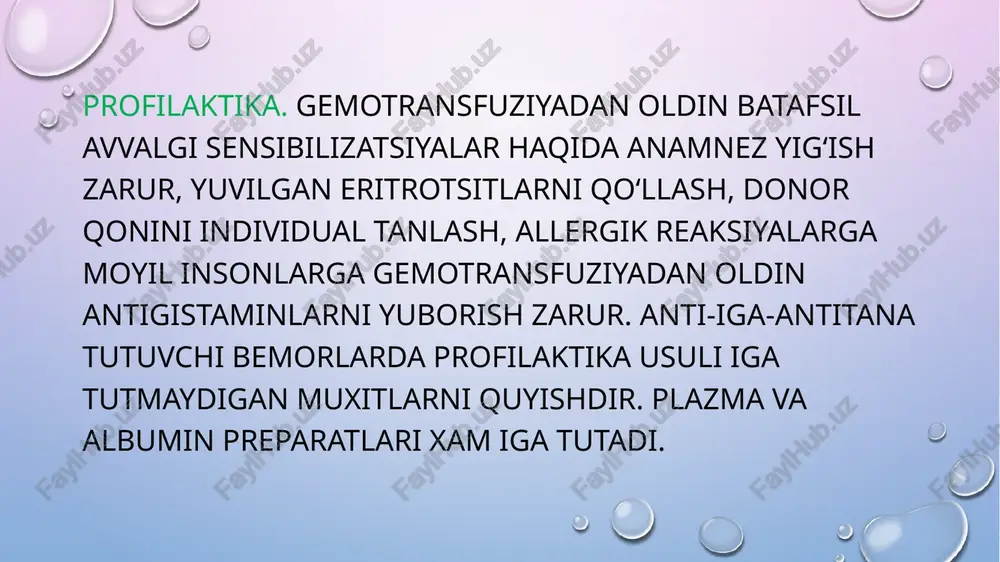 htirishga qaratilgan, kapillyar stazini bartaraf etish, kislota-asos, elektrolit va suv balansini buzilishlarini, oʻpka, buyrak, buyrak usti bezini shikastlanishi, anemiyani bartaraf qilishga qaratilgan. geparin qoʻllaniladi (sutkasiga 24000 birlikkacha toʻxtovsiz yuborish), plazmaferez (1 litr plazma eksfuziyasi 600 ml yamp bilan qoplanishi kerak), dezagregantlar (reopoliglyukin, kurantil, trental), proteaza ingibitorlari (trasilol, kontrikal) qoʻllaniladi. gemoglobin 80 g/l dan past boʻlsa yuvilgan eritrotsitlar quyiladi. sitrat intoksikatsiyasi stabilizator sifatida katta doza natriy sitrat ishlatilgan qonni tez quyilganda rivojlanadi, natriy sitrat qonda erkin kalsiyni bogʻlab gipokalsiemiya chaqiradi. ionlashgan kalsiy darajasi gemotransfuziyadan soʻng oʻz xoliga qaytadi, bu endogen depodan kalsiyni mobilizatsiyasi va unda sitratni metabolizmi bilan bogʻliq. sitratni toksik dozasi 1 kg tana vazniga 0,2-0,3 g xisoblanadi, bir qator patologik xolatlarda, oʻtkir qon yoʻqotishda, sitratga tolerantlik pasayadi. davolash. gipokalsiemiyani klinik belgilari paydo boʻlganda qon quyishni toʻxtatish lozim, vena ichiga kalsiy glyukonatni 10%-10-20 ml eritmasini yoki kalsiy xloridni 10%-10 ml eritmasini har 500 ml yuborilayotgan qon xajmi nisbatida yuborish zarur. …