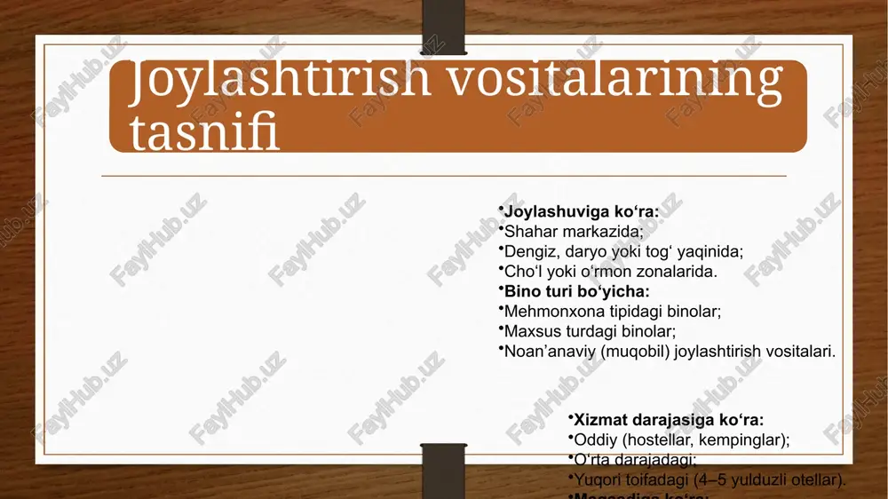 lar va xizmat sifati bilan ajralib turadi 🔹 asosiy xizmat talablari: resepsiya xizmati 24/7 ishlaydi. xonalar har kuni tozalanadi, choyshablar va sochiqlar muntazam almashtiriladi. wi-fi, telefon, televizor, minibar, seyf, fen, kosmetik vositalar mavjud. restoran, bar, kofe-shop yoki nonushta xonasi mavjud. kir yuvish va kimyoviy tozalash xizmatlari taklif etiladi. konferens-zal, ish markazi yoki biznes markaz mavjud. xavfsizlik tizimi — yong‘in signalizatsiyasi, kamera nazorati, evakuatsiya yo‘llari. xodimlar mehmonlarni 2 yoki undan ortiq tilda qabul qila oladi. xizmat ko‘rsatish tezligi, muomala madaniyati yuqori darajada bo‘lishi kerak. 🔹 qo‘shimcha xizmatlar: transport (transfer) xizmati; sport yoki fitness zali; spa yoki massaj xizmati; avtoturargoh (yopiq yoki ochiq). 5 yulduzli joylashtirish vositalari uchun talablar 💠 umumiy tavsif: 5 yulduzli joylashtirish vositasi — bu luks darajadagi, individuallashtirilgan xizmatlar ko‘rsatadigan obyekt. 🔹 asosiy xizmat talablari: resepsiya, konsyerj va bell-boy xizmati sutkaning 24 soati davomida faol. xonalar har kuni ikki marta tozalanadi. har bir mehmon uchun xonada: mini-bar, espresso mashina, …