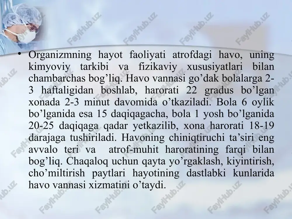 rda) 2-3 daqiqadan to 10 daqiqagacha daryo, dengiz suvlarida ham cho’miltirish mumkin. gigiyenik vannadagi suv juda issiq bo’lmasligi lozim. suvning harorati 6 oygacha bo’lgan bolalar uchun 36,5-37,5; hayotining ikkinchi yarim yilligida va undan keyin 36 gradus bo’lsa kifoya. vannadan so’ng bolaning ustidan vannanikiga qaraganda 1-2 gradus kam haroratli suv quyish foydali bo’lib, keyinroq uning haroratini 2-3 gradusgacha pasaytirish mumkin. bola 10-11 oylik bo’lgach, ertalab va kechqurun uning yuz, bo’yin va qo’llarini to tirsagiga qadar sovuq (ammo 18-20 gradusdan kam emas) suv bilan yuvishga ko’niktirish lozim. quyosh nuri organizmga doimiy ta’sir etib turadigan, ko’zga ko’rinmaydigan infraqizil va ultrabinafsha nurlardan tashkil topgan radiasiya bo’lib, juda kuchli ta’sir ko’rsatadigan chiniqtiruvchi omildir. bola 1-1,5 yoshgacha bevosita ta’sir etuvchi quyosh nurida turmasligi lozim. bola olti oylik bo’lganda bu maqsadda daraxtlar soyasida, singan quyosh nuridan toblanishi yetarlidir. quyosh nurlari terining reseptor apparatiga ta’sir qilib, bir qator murakkab biokimyoviy va fiziologik jarayonlarni paydo qiladi. jumladan, asab sistemasining …