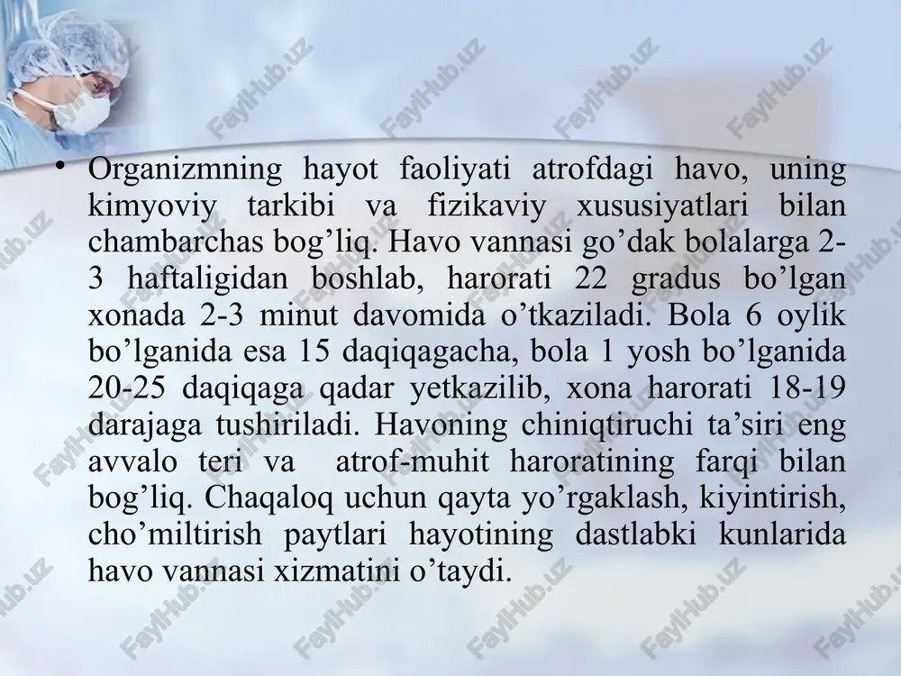 rda) 2-3 daqiqadan to 10 daqiqagacha daryo, dengiz suvlarida ham cho’miltirish mumkin. gigiyenik vannadagi suv juda issiq bo’lmasligi lozim. suvning harorati 6 oygacha bo’lgan bolalar uchun 36,5-37,5; hayotining ikkinchi yarim yilligida va undan keyin 36 gradus bo’lsa kifoya. vannadan so’ng bolaning ustidan vannanikiga qaraganda 1-2 gradus kam haroratli suv quyish foydali bo’lib, keyinroq uning haroratini 2-3 gradusgacha pasaytirish mumkin. bola 10-11 oylik bo’lgach, ertalab va kechqurun uning yuz, bo’yin va qo’llarini to tirsagiga qadar sovuq (ammo 18-20 gradusdan kam emas) suv bilan yuvishga ko’niktirish lozim. quyosh nuri organizmga doimiy ta’sir etib turadigan, ko’zga ko’rinmaydigan infraqizil va ultrabinafsha nurlardan tashkil topgan radiasiya bo’lib, juda kuchli ta’sir ko’rsatadigan chiniqtiruvchi omildir. bola 1-1,5 yoshgacha bevosita ta’sir etuvchi quyosh nurida turmasligi lozim. bola olti oylik bo’lganda bu maqsadda daraxtlar soyasida, singan quyosh nuridan toblanishi yetarlidir. quyosh nurlari terining reseptor apparatiga ta’sir qilib, bir qator murakkab biokimyoviy va fiziologik jarayonlarni paydo qiladi. jumladan, asab sistemasining …