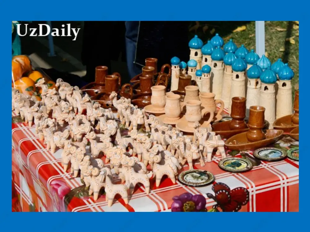 oqimining 40 foizidan ortiq qismi samarqand, buhoro va xorazmga tashrif buyursa, 17 foizi farg ona vodiysiga, qolgan qismi ‘ boshqa mintaqalar zimmasiga to g ri keladi. ‘ ‘ sayyohlarni ko p qabul qilish, ularga hizmat ‘ ko rsatish hajmi, foyda olish bo yicha samarqand va ‘ ‘ buhoro viloyatlari yetakchilik qilsa, eng past ko rsatkichlar andijon, jizzah va toshkent viloyatlarida ‘ kuzatilmoqda. o zbekistonda 20‘ 25 yil 1 yanvar holatiga ko ra, jami ‘ 764 ta turistik tashkilot hamda firmalar bo lib, shundan ‘ 846 tasi mas uliyati ’ cheklangan jamiyat, hususiy firma va tadbirkorlardir. xalqaro sayyohlarning asosiy qismi toshkent shahriga tashrif buyurishadi. sababi, poytaht va toshkent viloyati hissasiga jami turistik infrastukturaning 36 foizi to g ri kelishi hamda yetarlicha shart - sharoitlarni ‘ ‘ yaratilganligidir. • farg ona vodiysi respublika turistik infrastrukturasining ‘ 19 foiziga ega. biroq, mavjud turistik infrastrukturani sig imi, darajasi chet ellik sayyohlar ehtiyojini to la …