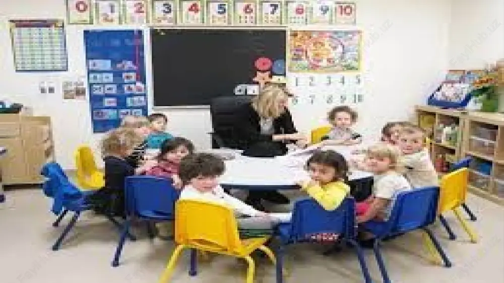 ta'lim muhiti, kerakli sharoit, o‘quv qo‘llanmalar, kadrlar bo‘lmasdan turib, 5 yilda inklyuziv ta'limga o‘tilishi reja qilinayotganidan xavotirda. ularning aytishicha, ixtisoslashtirilgan maktablarning o‘zida nogironligi bor shaxslarning harakatlanishi uchun sharoit yaratilganiga ko‘p bo‘lmadi, darsliklarda muammolar bor. inklyuziv ta'lim uchun to‘siqlar dilmurod yusupov, buyuk britaniyaning sasseks universiteti, taraqqiyot tadqiqotlari instituti doktoranti: «birinchi navbatda o‘zbekistonda inklyuziv ta'limni rivojlantirishning normativ-huquqiy bazasini takomillashtirish kerak. yangi tahrirdan o‘tgan «ta'lim to‘g‘risidagi» qonunda tarixda birinchi marta inklyuziv ta'lim tushunchasi kiritilgan edi. qonunning 20-moddasida inklyuziv ta'limni tashkil etish tartibi vazirlar mahkamasi tomonidan belgilanadi, deb yozilgan, lekin hanuzgacha bunday tartib ishlab chiqilmagan va psixologik-tibbiy-pedagogik komissiyalarning xulosasi ko‘pincha majburiy tavsiya sifatida ko‘riladi. misol uchun, ota-ona nogironligi bo‘lgan bolasini umumta'lim maktabida o‘qitmoqchi yoki maxsus maktab-internatdan o‘tkazmoqchi bo‘lsa, tibbiy mutaxassislarning xulosasi bunga yo‘l qo‘ymasligi mumkin. ammo bunday tartib bola huquqlari to‘g‘risidagi konvensiyasiga zid, chunki barcha bolalar ta'lim turini tanlash huquqiga ega. shuningdek, biz jamiyatimizning ongini tubdan o‘zgartirishimiz kerak, chunki sog‘lom bolalarning ota-onalari va umumiy …