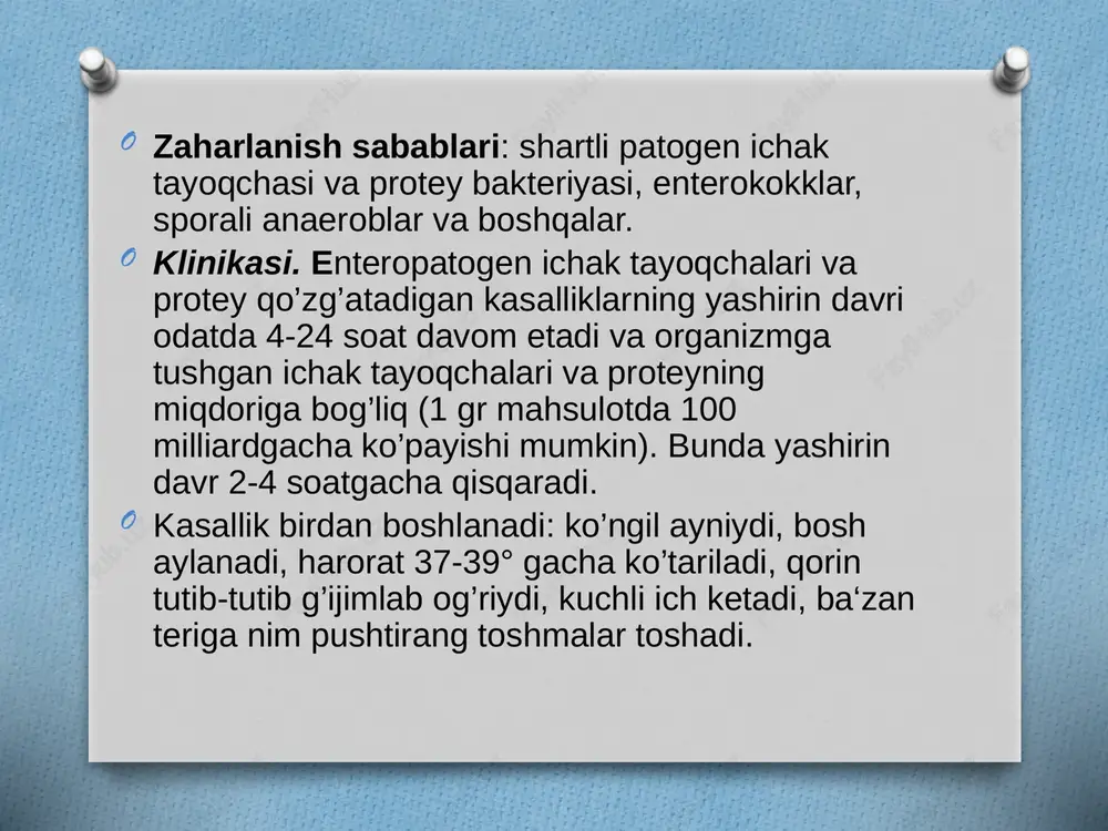 bilan neytrallanadi. botulizmni qo’zg’atuvchi-aniq anaerob u havo kirmagan joyda ko’payadi, ya‘ni baliq, yog’li cho’chka go’shtida, kolbasaning katta bo’laklari ichida yoki germetik berk konserva va bankalarida hosil bo’ladi. klinikasi. botulizm belgilari organizmga tushgan mikrob toksinlariga ko’ra 2 soatdan 36 soatgacha davom etadigan yashirin davrdan keyin yuzaga chiqadi. kasallikning dastlabki alomatlari-«ko’z simptomlari» buyumlarning qo’shaloq bo’lib ko’rinishi, ravshan ko’rishning pasayishi. bemorlarning boshi og’riydi, tovushlar butunlay chiqmay qolishi mumkin (afoniya). ko’z qorachig’larining yorug’likni sezishi susayadi, akkamodatsiya pasaygan, ko’z soqqalarining o’ynab turishi (nistagim), katta kichikligi har xil (anizokoriya). yuz muskulaturasining harakatchanligi zarar ko’radi, mimika hatto yo’qoladi ham (amimiya). og’zini ochish qiyinlashadi, yutish harakati buzuladi. tana harorati me‘yorda, puls tez uradi. kasalikning oxirgi davrida nafasning buzulishi asosiy siptom hisoblanadi. botulizmda spetsifik zardob o’z vaqtida yuborilmagan hollarda o’lim hodisasi 70% gacha etadi. profilaktikasi. dudlangan mahsulotlarni (baliqni) tayyorlash uchun baliqni sovutish asosiy shart hisoblanadi. baliq zavodlarida dudlangan mahsulotlar tayyorlash uchun baliqlarni tiriklayin shikastlamasdan qabul qilish tavsiya etiladi. konserva …