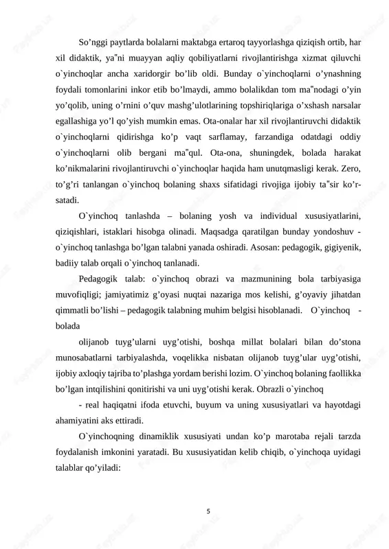 lar uyg’otishi, ijobiy axloqiy tajriba to’plashga yordam berishi lozim. o`yinchoq bolaning faollikka bo’lgan intqilishini qonitirishi va uni uyg’otishi kerak. obrazli o`yinchoq - real haqiqatni ifoda etuvchi, buyum va uning xususiyatlari va hayotdagi ahamiyatini aks ettiradi. o`yinchoqning dinamiklik xususiyati undan ko’p marotaba rejali tarzda foydalanish imkonini yaratadi. bu xususiyatidan kelib chiqib, o`yinchoqa uyidagi talablar qo’yiladi: gigiyenik talablar: o`yinchoq qurilishi qanday materialdan va rangdan tayyorlanganligi, bolaning hayotiga hech qanday xavf solmasligi, yaxshi tozalay olish mumkinligi asosiy talablardan hisoblanadi. badiiy talablar: shakl, bo’yoq va bezaklar bilan har tomonlama uyg’unlashuv, bir-birini rang va shakl jihatdan to’ldirib, ta‟kidlab, o`yinchoqning badiiy ifodaliligini oshiradi. o`yinchoqlarning tuzqilishi va bezalishi bolalarning turli yosh bosqichlarda idrok etish xususiyatlariga to’la mos kelmog’i lozim. to’g’ri tanlangan o`yinchoq - bolaning jismoniy, axloqiy, aqliy va badiiy- estetik tarbiyasi rivojiga ijobiy ta‟sir ko’rsatadi. bolani aqliy jihatdan tarbiyalashda didaktik o`yinchoqlarning butun bir tizimi katta ahamiyat kasb etib, sensor va nutq rivojiga, fikrlash jarayonlari va diqqatini tarbiyalaydi, …