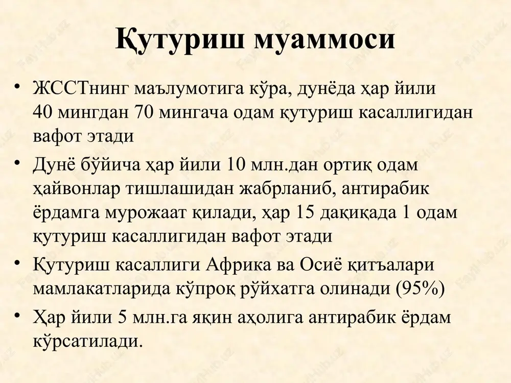 - qo'zg'alish davri o'rtacha 2-3 kundan 5-6 kungacha davom etadi. bemorning tana harorati ko'tariladi, qon tomirlarning urishi tezlashadi, bemorda gidrofobiya, aerofobiya, fotofobiya, akustofobiya kuzatiladi. bemorning ovozi bug'iladi, badani terlaydi, so'lagi oqadi, ko'z qorachig'i kengayadi, oyoq – qo'llari og'riydi, ko'ziga har narsalar ko'rinadi, nafas olishi yuzaki va tartibsiz bo'ladi, vaqti – vaqti bilan bemor chuqur nafas oladi. muskullari tortishib, talvasalanish nafas va yutish muskullaridan boshlanadi va keyinchalik barcha muskullarga tarqaladi, yutinish qiyinlashadi. bemorni uyqusi buziladi, o'z-o'zini tishlaydi, es - xushi kirdi – chiqdi bo'lib qoladi, keyinchalik bemorning ko'ziga yo'q narsalar ko'rinadi, u alaxsiraydi. iii falajlanish bosqichi - bemorda gidrofobiya, aerofobiya, fotofobiya, akustofobiya alomatlari ancha kamayib, bemor tinchlanadi, suyuqlik icha boshlaydi, ovqatlangisi keladi, lekin tana harorati yuqori bo'lib qolaveradi, so'zlarini aniq va tiniq ayta olmaydi. shundan keyin oyoqlar falaji boshlanadi. oradan 15-20 soat vaqt o'tgach, tananing boshqa muskullari xam falaj bo'la boshlaydi. bemordan ko'p so'lak oqishi davom etadi, tana harorati yana ko'tariladi. …