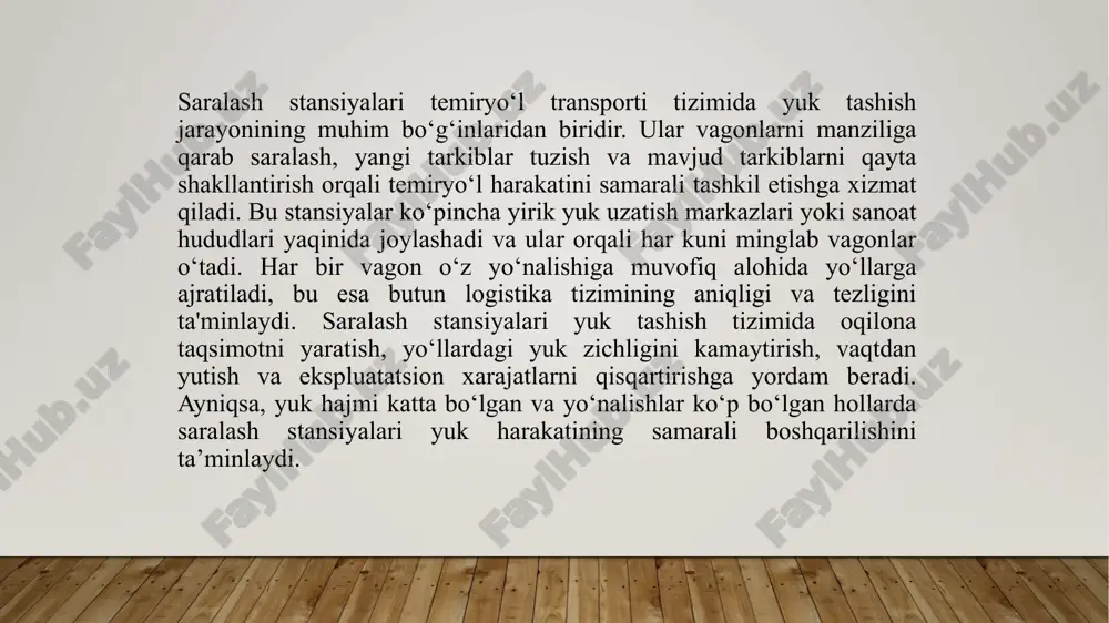 qaruv tizimi orqali nazorat qilinadi. shuningdek, signalizatsiya va boshqaruv tizimlari ham saralash stansiyalarining ajralmas qismi sanaladi. ushbu tizimlar orqali vagonlarning harakati, marshruti va yo‘nalishi belgilanadi. dispecherlar markaziy boshqaruv paneli yordamida barcha jarayonni nazorat qiladi va kerakli hollarda tezkor choralar ko‘radi. bu tizimlar nafaqat xavfsizlikni ta’minlaydi, balki yuklarni o‘z vaqtida yetkazib berishni ham kafolatlaydi. yana bir muhim texnik vosita – tortuv vositalari, ya’ni lokomotivlar bo‘lib, ular tarkiblarni harakatga keltirish, tepalikka chiqarish yoki yangi tarkiblar shakllantirish uchun xizmat qiladi. ba’zi stansiyalarda esa tortuv uskunalari o‘rniga elektr motorlar yoki zanjirli tortuv mexanizmlari qo‘llaniladi. bu uskunalar yuqori aniqlik va ishonchlilikni ta’minlaydi. bundan tashqari, videokuzatuv kameralar, yuk o‘lchov tizimlari, avtomatik identifikatsiya qurilmalari va axborot displey ekranlari kabi zamonaviy texnikalar ham keng qo‘llaniladi. ular yordamida nafaqat vagonlarning holati, balki yuklarning og‘irligi, yo‘nalishi va texnik ko‘rsatkichlari ham real vaqt rejimida kuzatib boriladi. bularning barchasi saralash stansiyalarining zamonaviy va texnologik jihatdan yuqori darajada ishlashini ta’minlaydi. zamonaviy saralash stansiyalarini …