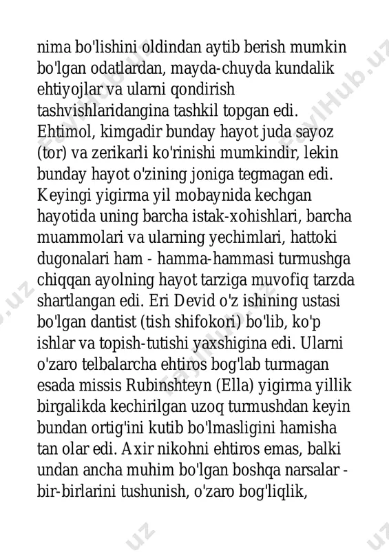 oldi. avi pichoq va sanchqini o'ynatar edi, uning egizak singlisi orli esa - kuniga 650 kaloriyadan iborat - o'z parhezini buzmaslik uchun yutayotgani har bitta luqumini sanab o'tirar edi. yaqinlaridagi maunt-xoliok kollejining birinchi kursida o'qiyotgan janet nonga qaymoqli pishloq surtardi va o'z xayollari g'arq bo'lib ketganday ko'rinardi. uning yonida qarindoshlarining o'zi pishirgan mashhur marmar torti bilan siylash uchun kelgan, keyin ular bilan birga nonushta qilishga qolgan ester xola o'tirar edi, ella bugunga juda ko'p ishlarni rejalashtirgan edi, shunga qaramay u stoldan turishga shoshmay o'tirardi. keyingi paytlarda butun oila yig'ilib, bir stol atrofida o'tiradigan hollar uncha ko'p bo'lmayotgan edi va ella oilani birlashtiradigan bunday qulay imkoniyatni boy bermaslik kerak, deb hisoblardi. - ester, ella senga bir ajoyib yangiligi borligini aytdimi? - so'radi dabdurustdan devid. - u o'ziga ajoyib ish topdi. garchi ellaning ingliz adabiyoti bo'yicha bakalavrlik darajasi bor va o'qishni juda yaxshi ko’rsa hamki, kollejni bitirganidan keyin ishlari uncha yaxshi yurishmagan …