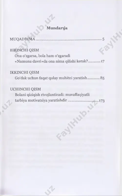 i aytdi. yana bir misol. deylik, yosh bola ingliz tilini uch yoshida o'rgana boshladi. uning ikki yashar ukasi bor edi. bola uyda shug'ullanar: tasmalarni eshitar, kar- tochkalar yordamida tilni o'rganar edi. kichik ukasi yonida o'tirib kuzatardi. kichigi uch yoshga to'lgani- da ingliz tilini tizimli o'rgandi va tezda akasiga yetib oldi. bir o'ylab ko'ring: bir yosh-u ikki oylik go'dak akasining mashg'ulotlarini onasining tizzasida o‘ti- rib jim kuzatgan va yetti oydan so'ng kutilmaganda ingliz tilida yaxshi talaffuz bilan gapira boshlagan. agar maymunning bolasi bilan solishtirsak, inson holasi muddatidan bir necha oy oldin tug'iladi de- yish mumkin. inson bolasi ona qornida uzoq mud- dat qolmaydi, tug'ilganidan keyin tik turish va yurish qobiliyatiga ega bo'lmaydi. hayvonlarning bolasi esa tugilgan zahoti turib, harakatlana oladi. hayvonlarning bolasi «tayyor» bo'lib tug'ila- di, ularning miyasi va tanasi yetarlicha rivojlangan bo'ladi. inson bolasi tug‘ilganida «oq qog'oz» hola- tida bo'ladi. awalgi kitobda bolaning uch yoshgacha ta’lim-tarbiyasi muhim ekani aytilgan edi. …