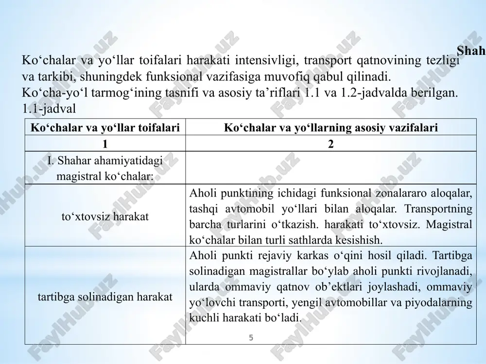 arshi yo‘nalishlarda 3...5 m kenglikdagi ajratish polosasi qilinadi. b)tramvay yuradigan magistral ko‘chada, velosiped yo‘lkalari bevosita qatnov qismiga yondosh bo‘lishi yoki maysazor polosasi bilan ajratilishi mumkin. maysazorlar polosasi yoki daraxt (buta)lar o‘tqazilgan polosalar jamoat transporti to‘xtaydigan joylarda uzib qo‘yiladi. v) turarjoy mavzelari ko‘chalarining ko‘ndalang profili ko‘pincha rasmda tasvirlangandek bo‘ladi. umumshahar ahamiyatidagi magistral ko‘chalarda qo‘llanadigan ko‘ndalang profillarning o‘ziga xos xususiyati: 13 katta shaharlarning ko‘chalarida harakatlanish jadalligi katta bo‘lganida, avtomobillarning svetofor yonida to‘xtab qolishlari tufayli, uzoq vaqt to‘xtab qolishlar va tirbandlik yuzaga keladi. ko‘chalarda harakat tezligi keskin pasayadi va shaharning markaziy ko‘chalaridan shahar atrofidagi avtomobil yo‘llariga chiqib ketish uchun ko‘p vaqt sarflanadi. ko‘chalarning o‘tkazish qobiliyatini oshirish va shaharlarda tranzit harakat sharoitlarini yaxshilash uchun 100...120 km/soat gacha katta tezliklarda harakatlanish uchun maxsus ko‘chalar quriladi. tezkor harakatlanish ko‘chalari mahalliy shahar harakati ko‘chalaridan ajratib qo‘yiladi. boshqa ko‘chalar bilan kesishadigan joylar turli sathlarda o‘tkaziladi. tutash ko‘chalardan tezkor harakatlanish ko‘chalariga maxsus chiqiladigan joylar qilinadi. harakati uzluksiz shahar magistral …