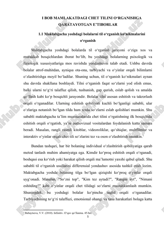 zini erkin, qulay va xavfsiz his qilgan muhitda o‘qitilsa, u tilni o‘rganishga ijobiy munosabatda bo‘ladi. shu sababli, tarbiyachi yoki o‘qituvchi bolaning ruhiy holatiga e’tibor berib, darslarni iloji boricha quvnoq, qiziqarli va rag‘batlantiruvchi tarzda o‘tkazishi lozim. masalan, darslar vaqtida bolalarga topshiriqlarni ijro etishda erkinlik berish, ularning fikrini so‘rash, erishgan natijalari uchun maqtab qo‘yish bolaning o‘ziga bo‘lgan ishonchini oshiradi va bu esa til o‘rganishga bo‘lgan qiziqishni kuchaytiradi.[footnoteref:2] [2: g‘afurov, b. (2018). pedagogika. darslik. 102-bet.] shuningdek, ota-onalarning bu jarayonda ishtirok etishi ham nihoyatda muhimdir. bolaning til o‘rganish ko‘nikmalarini uy sharoitida mustahkamlash uchun ota-onalar chet tilida oddiy gaplar ishlatishi, bola bilan birga chet tilidagi multfilm tomosha qilishi, qo‘shiqlarni tinglashi mumkin. har kuni chet tilida bir necha so‘z yoki iboralarni birgalikda takrorlash, kundalik hayotdagi buyumlarni chet tilida atash orqali bola yangi bilimlarni mustahkamlaydi. bu esa bolaning til o‘rganishga nisbatan ongli yondashuvini shakllantiradi. shuningdek, bolalarning yoshi o‘sishi bilan til o‘rganishga bo‘lgan ehtiyojlari va usullari ham o‘zgaradi. …