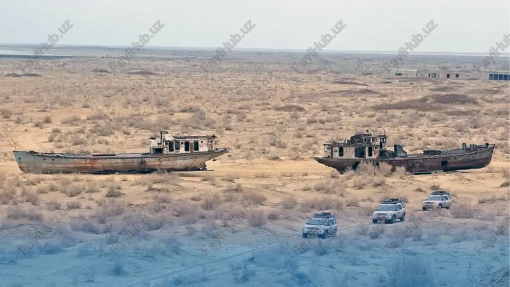 iladi. qurigan dengiz tubidan bir yil davomida 15 mln dan 75 mln tonnagacha chang koʻtarilishi mumkin. tuzli chang toʻfonlarning kengligi 40 km ga; uzunligi 400 km ga etadi. tuzli chang orolqumdan oʻnlab, hatto yuzlab km masofaga tarqalib, tabiiy oʻtloqlar, vohalardagi ekinlar, bogʻlar, shaharlar va qishloqlar ustiga yogʻiladi. orol changi hatto tyanshan va pomir togʻlari choʻqqilaridagi muzliklarga ham etib borib, u yerdagi muzliklarning erishini tezlashtirib yuborgan. qadimda amudaryo uzboy orqali kaspiyga, toʻrgʻay daryosi esa orol dengiziga quyilgan. orol dengizi 1573-yilgacha kaspiy dengizi bilan bogʻlanib boʻlgan. paleontologlar orol dengizi qirgʻoqlaridan kit, akula va dengizda yashaydigan qizil baliq qoldiqlarini topishgan. 1850-yilda rossiya buyurtmasi asosida shvesiyada qurilgan paroxod orol dengiziga tushirilgan. 1965-yilgacha aralsk, moʻynoq, xoʻjayli, chorjoʻy oʻrtasida yoʻlovchi va yuk tashuvchi paroxodlar qatnagan. 20 asr oʻrtalarida orol boʻyida 10 ta baliq zavodi va baliq konservalash kombinati ishlab turgan, orol dengizidan yiliga 450 ming sentnergacha baliq ovlangan. 1981-yilda amudaryoda kema va parom qatnovi toʻxtatilgan. orol …