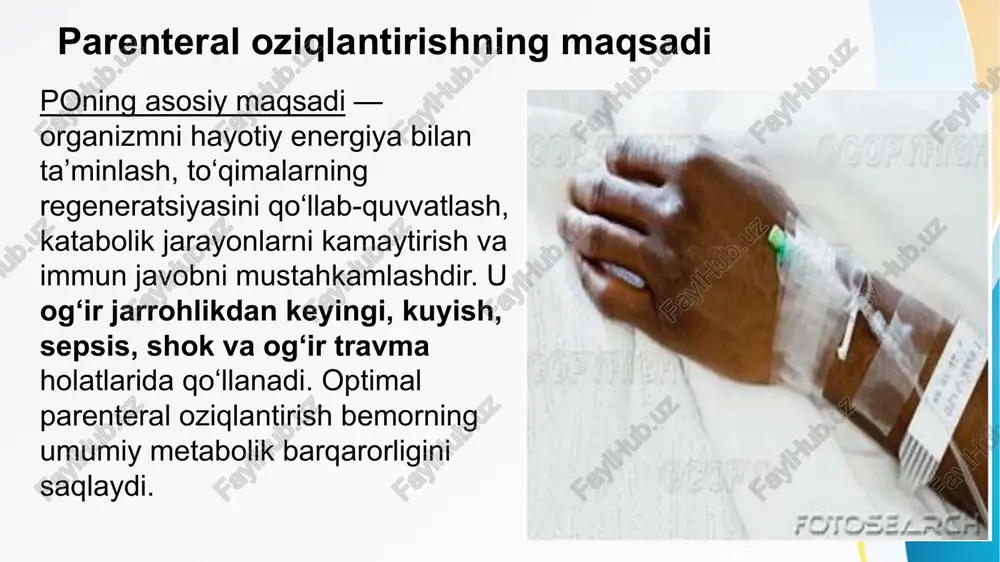 parenteral oziqlanish uzoq davom etsa, jigar steatozi(yog’ bosgan jigar), kolestaz yoki giperglikemiya rivojlanishi mumkin. sabablari: ortiqcha uglevod kiritilishi, yog‘ emulsiyalarining muvofiqlashtirilmagan nisbati va vitamin yetishmovchiligi. bunday holatda oziqlantirish balansini qayta ko‘rib chiqish, jigar fermentlarini kuzatish va yog‘ emulsiyalarini kamaytirish tavsiya etiladi. klinik misol 60 yoshli og‘ir sepsisli bemorga enteral oziqlanish mumkin emas. 1-kuni glyukoza 10% 1000 ml, aminoven 500 ml va intralipid 20% 250 ml yuboriladi. 3-kuni dozalar to‘liq energetik talabga moslashtiriladi. 5-kuni bemorda glyukoza darajasi oshadi, insulin infuziyasi bilan muvozanat tiklanadi. bu parenteral oziqlantirish monitoringining ahamiyatini ko‘rsatadi. aralash oziqlantirish yondashuvi ba’zi bemorlarda enteral va parenteral oziqlantirish birgalikda qo‘llanadi. bu usul ichak shilliq qavatining trofikasini saqlaydi, immunitetni qo‘llab-quvvatlaydi va infektsiya xavfini kamaytiradi. aralash oziqlantirishda 60% energiya enteral, 40% parenteral yo‘l bilan ta’minlanadi. bu kombinatsiya reanimatsiya amaliyotida eng fiziologik yondashuv hisoblanadi. xulosa parenteral oziqlantirish reanimatsiya amaliyotining ajralmas qismi bo‘lib, og‘ir bemorlarda metabolik barqarorlikni ta’minlaydi. uning to‘g‘ri tashkil etilishi — individual energetik …