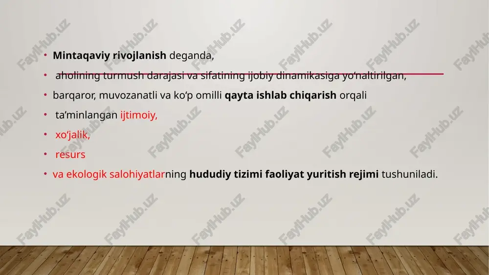 lab chiqarish oshadi, lekin har bir qo‘shimcha birlikning samarasi kamayib boradi. barqaror holat (steady state): vaqt o‘tishi bilan iqtisodiyot ma’lum muvozanatga keladi, bunda kapital zaxiralari va ishlab chiqarish hajmi muayyan darajada barqarorlashadi. texnologiya hal qiluvchi rol o‘ynaydi: uzoq muddatli iqtisodiy o‘sish faqat texnologik taraqqiyot hisobiga ta’minlanadi. kapital jamg‘arish yetarli emas: qisqa muddatda kapital va mehnat iqtisodiy o‘sishni ta’minlasa-da, uzoq muddatda innovatsiya va bilim birlamchi rol o‘ynaydi. solou modelining amaliy xulosalari qisqa muddatda: jamg‘arma va investitsiya darajasi iqtisodiy o‘sishga ta’sir qiladi. uzoq muddatda: faqat texnologik yangiliklar va inson kapitali (bilim, ta’lim, sog‘liq) barqaror o‘sishni ta’minlaydi. mintaqaviy darajada: yuqori texnologiyali va innovatsion hududlar tezroq rivojlanadi, past texnologiyali hududlar esa orqada qoladi. kumulyativ o‘sish nazariyasi. kumulyativ o‘sish nazariyasi shuni ko‘rsatadiki, bozor kuchlari o‘z-o‘zidan hududlar o‘rtasidagi tafovutni kamaytirmaydi, aksincha kuchaytirishi mumkin. shuning uchun mintaqaviy siyosat markaz va periferiya o‘rtasidagi tengsizlikni yumshatishda hal qiluvchi ahamiyat kasb etadi. (gunnar myrdal va albert hirschman ishlari asosida) 1. …