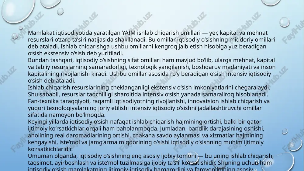 lar quyidagilarni o‘z ichiga oladi: • ilmiy va texnologik taraqqiyotni jadallashtirish; • asosiy fondlar va texnik vositalardan samarali foydalanish; • xodimlar malakasini oshirish; • ishlab chiqarishni tashkiliy jihatdan takomillashtirish. kengaytirilgan (ekstensiv) omillar esa quyidagilardan iborat: • investitsiyalar hajmini oshirish; • ishchi kuchi sonini ko‘paytirish; • ishlab chiqarishda foydalaniladigan xom ashyo, materiallar va aylanma mablag‘larni kengaytirish. natijada, iqtisodiy o‘sishning asosiy manbai ishlab chiqarish omillaridan oqilona foydalanish, ularni sifat jihatdan yangilash va ilmiy-texnik yangiliklarni amaliyotga tatbiq etish bilan belgilanadi. milliy mahsulot ishlab chiqarish darajasi esa bevosita ana shu omillarning uyg‘unligi va samaradorligiga bog‘liq. 2.1. o‘zbekistonda barqaror iqtisodiy o‘sish omillari mustaqillik yillarida iqtisodiyotni barqaror rivojlantirish, uning tarmoq va geografik tarkibini takomillashtirishga qaratilgan keng ko‘lamli islohotlar amalga oshirilmoqda. milliy iqtisodiyotni modernizatsiyalash va uning tarkibini diversifikatsiyalash bo‘yicha amalga oshirilgan chora-tadbirlar natijasida yalpi ichki mahsulot hajmi dinamik o‘sish tendensiyasiga ega bo‘ldi. tahlillar shuni ko‘rsatadiki, mamlakatimizda yaimning o‘sish sur’atlari barqaror tarzda bormoqda. agar o‘rtacha o‘sish sur’atlari 2000-2003 …