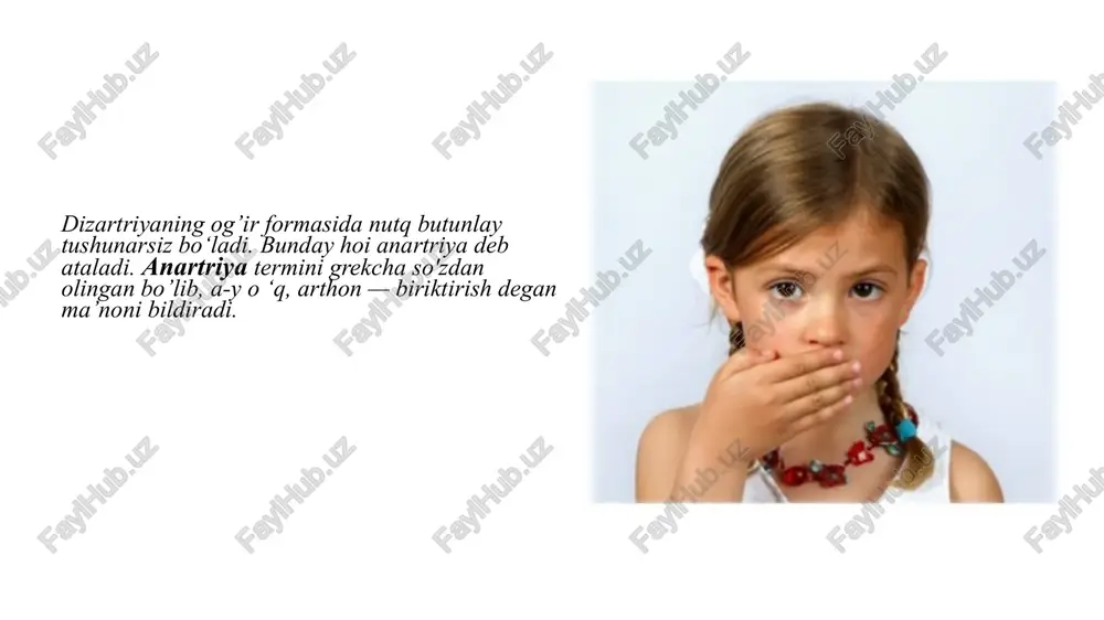 m o‘z ichiga oladi, ammo shuni aytish kerakki, bu muskullarni innervatsiya qiluvchi yuz /u p / va uch tarmoqli /u / nervlar bulbar nervlaiga kirmaydi (yuz va uchtalik netvlaming yadrolari varolit ko‘prigida joylashadi). chaynov va mimika muskullarining bo‘shashgan falaji dizartriya belgilaridan boshqa chaynashning buzilishi, ogizni yopa olmaslik, gipo yoki amimiya kabi belgilarni ham yuzaga chiqaradi. uzunchoq miyaning bir tomonlama (o‘ng yoki chap boiimining farqi yo'q) shikastlanishlari yoki shu yerdan chiquvchi bulbar nervlar ix, x, xi, xii ning shikastlanishlari ikki tomonlama shikastlanishlarga nisbatan uncha og‘ir boim agan bulbar dizartriya belgilarining rivojlanishiga olib keladi. psevdobulbar dizartriya. periferik harakatlantiruvchi neyronlaming yadrosining o‘zi nerv impulslarini miya po‘stlog‘idan markaziy hara-katlantiruvchi neyronlir, boshqacha qilib aytganda piramida yoii bilan qabul qiladi. hozirga qadar markaziy harakatlantiruvchi neyronlaming tanasini oldingi ildizi markaziy egatlarning /o‘ng va chap/ po‘stlog‘ida m aium ketma-ketlikda joylashgan deb hisoblanib kelinar edi. til, lab, yutqin, tomoq harakatini innervatsiya qilishga tegishli hujayralar oldingi markaziy egatlarning pastki qismida …