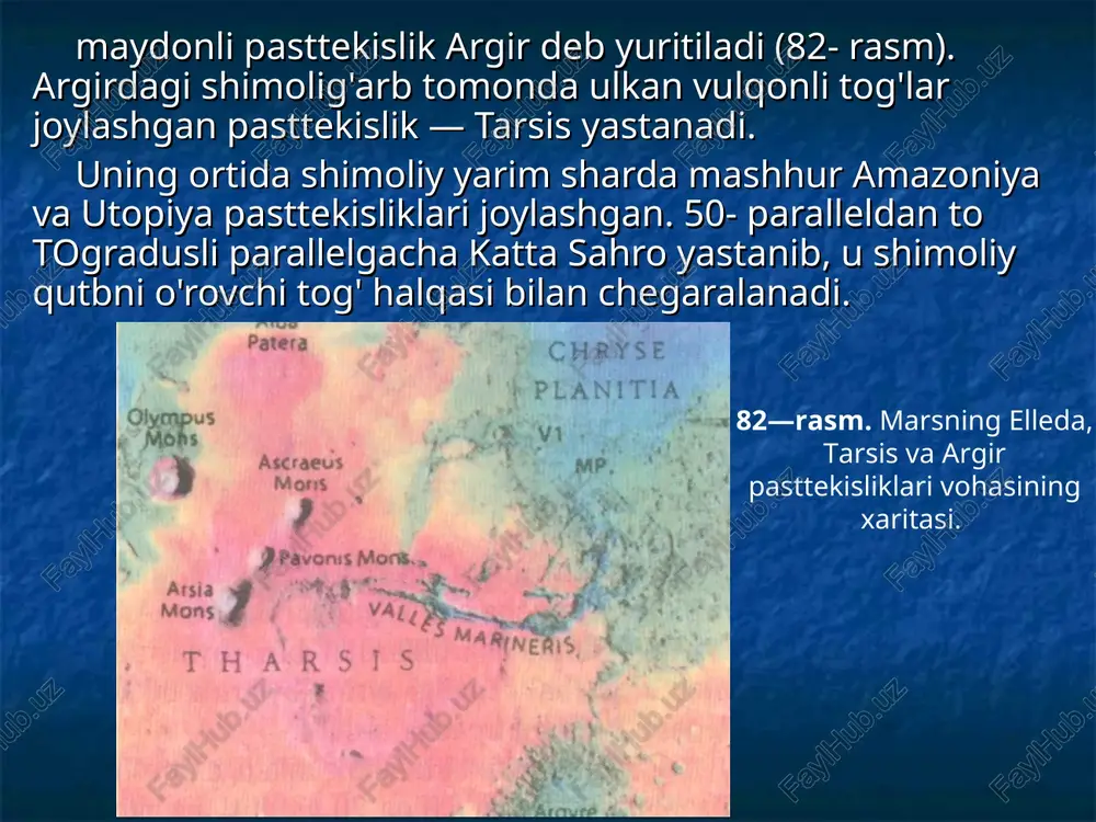 a uzatdi. tasvirlarda har xil kattalikdagi harsang toshlar va tuproq barxanlari yaqqol ko'zga tashlanadi. bunday barxanlarning paydo bo'lishida bo'ronning qo'li borligi shundoq ko'rinib turibdi (84- rasm). «viking-l» qo'ngandan so'ng ko'p o'tmay, yerga quyidagi meteorologik ma'lumotni yubordi: kechqurun sharq tomondan esgan kuchsiz shamol yarim kechadan so'ng janubi-g'arb tomondan esa boshlagan shamol bilan almashdi, uning maksimal tezligi sekundiga 6—7 metrga yetdi, bosim 7,7 millibarga teng bo'lib, erta tongda temperatura -85,5 °c ni, kunduzi esa -30 °c ni tashkil qildi. yerga uzatilgan tasvirlar ayrim kraterlar tubidan va yoriqlaridan tuman buluti ko'tarilayotganini ma'lum qildi. bunday tuman, asosan, suv bug'idan tashkil topga-nining aniqlanishi «qizil planeta» bag'rida yetarlicha suv zaxiralari (muz holatda) borligi haqidagi gipotezaning isboti uchun yana bir dalil bo'ldi. marsning sirt tuprog'i namunasining tahlili uning tarkibida temir (12—15% gacha), kremniy (20% gacha), aluminiy (2—4% gacha), kalsiy (3—5% gacha), magniy (5% gacha), oltingugurt (3% gacha) hamda kam miqdorda fosfor, rubidiy va stronsiylar borligini ma'lum qildi. …