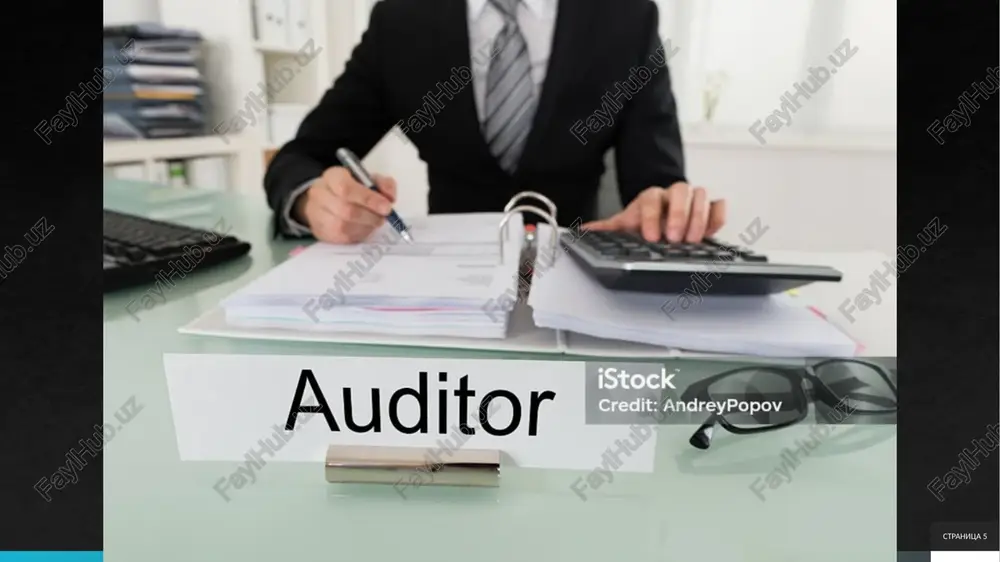d. masalan, moliyaviy hisobotlardagi jiddiy xatolar aniqlanmasa, bu investorlarning zarar ko’rishiga olib kelishi mumkin. risklar orasida ichki nazorat tizimining zaifligi, auditorning tajribasizligi yoki tashqi omillar, masalan, bozor o’zgarishlari kiradi. ushbu risklarni boshqarish auditorning professional mas’uliyatini talab etadi.auditorning kasb etikasi ushbu faoliyatning asosiy poydevori hisoblanadi. etika qoidalari auditorni halol, obyektiv va mas’uliyatli bo’lishga majbur qiladi. bu nafaqat moliyaviy hisobotlarning sifatini oshiradi, balki auditorlik kasbining obro’sini saqlaydi. auditor etikasi buzilishi holatida, masalan, manfaatlar to’qnashuvi yuzaga kelsa, butun moliyaviy tizimning ishonchliligiga putur yetkazilishi mumkin. stranitsa 10 stranitsa 11 mustaqillik, xolislik va halollik — auditor etikasining asosiy talablari mustaqillik, xolislik va halollik auditor etikasining asosiy talablarini tashkil etadi. mustaqillik auditorning mijozdan moliyaviy yoki shaxsiy bog’lanishlarsiz faoliyat yuritishini ta’minlaydi. bu talab rioya qilinmasa, auditorlik xulosasi buzilishi mumkin. masalan, agar auditor korxonada aktsiyalarga ega bo’lsa, u mustaqilligini yo’qotadi va obyektiv baho bera olmaydi. xolislik esa auditorning qarorlarida shaxsiy manfaatlardan ustun bo’lishini belgilaydi, ya’ni u faktlarga asoslanib …