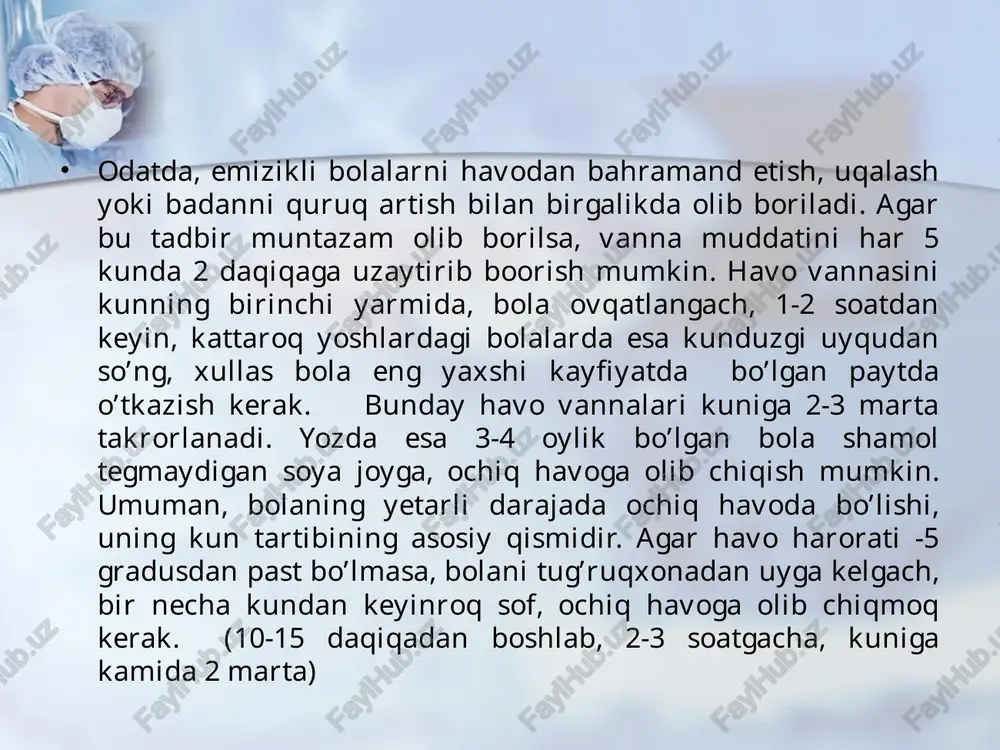 va va yozish bilan o’tkaziladigan (bola 6 oylik bo’lgach esa bolaning faol ishtiroki bilan bajariluvchi) mashqlar majmualari qo’llanadi, ya’ni mashqlar reflector, passiv va faol turlarga bo’linadi. bola katta bo’lgan sari, uning jismoniy tarbiyasi serharakat o’yinlar va murakkabroq gimnastika mashqlari hisobiga kengaytirib boriladi. bolani bir kunda bir necha marta qoringa yotqizib qo`yish lozim, odatda yo`rgaklayotgan mahalda, faqat tekis va qattiq o`ringa (ustiga adyol yoki yo`rgak yopilgan stolga) yotqiziladi. qattiq o`rin uni gavda muskullari¬ni tarang qiladi. yumshoq joyda (to`shak yostiq divanda) bu hol bo`lmaydi. albatta, bolani mazkur sharoitga sekin-asta, oldin 1 minut, keyinchalik ko`paytira borib, o`rgatish lozim. qoringa yotqizishni bolani chiniqtirish bilan birgalikda olib borish maqsadga muvofiq. buning uchun bolani o`ringa yalang`och yotqizish lozim. bunday havo vannalari bola organizmini chiniqtirish vositasidir. bu teri tomirlarini toraytirishga, issiqlik yo`qotishni qisqartirishga olib keladi. shu usulda bola o`z gavda issiqligini saqlashga o`rganib bora¬di. agar bu odat har kuni, surunkali tarzda singdirib borilsa, har qanday shamollash ham …
