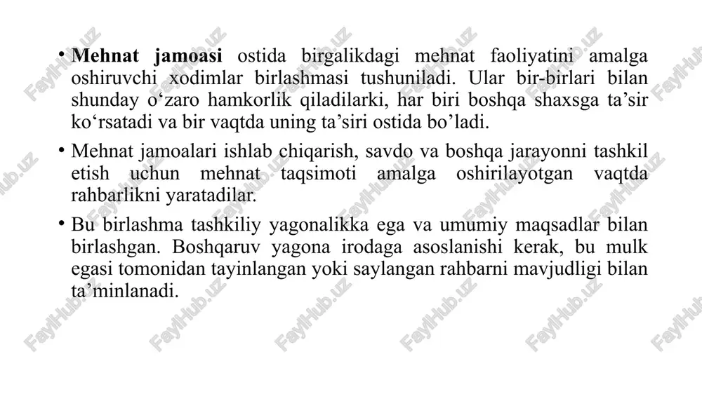 ta’sir ko’rsatish imkoniyatidir. hukmronlik yakka shaxsga, guruhga va umuman tashkilotga tegishli bo‘lishi mumkin. tashkiliy jarayonni hukmronlik sifatida belgilash quyidagilarni ko‘zda tutadi: hukmronlik - uni foydalanuvchisida mavjud bo‘lgan salohiyatdir, ya’ni u faqat qo’llanayotgan vaqtda mavjud boladi; hukmronlikdan kim foydalanishi va u kimga nisbatan qo’llanishining o’rtasida o‘zaro bog’liqlik mavjud; hukmronlik qo’llanilanayotgan shaxs harakatlarining ba’zi bir erkinligiga bog’liq. 1. majbur qilishga asoslangan hukmronlik. ijrochini rahbar shunday jazolashi mumkinki, bu narsa uning eng zarur ehtiyojiga xalaqit berishi mumkinligiga ishonadi. hukmronlikning bu tizimi insonparvarlik emas. bundan tashqari, o’rtacha xarajatlarda samarali nazoratni ushlab turish mumkin emas, chunki kishilarning ongli ravishda tashkilotni aldashga intilishi kuchayadi. tadqiqotlarga ko’ra, hukmronlikning bunday tizimidan foydalanadigan tashkilotlarda, qoidaga ko’ra, mehnat unumdorligi yuqori emasligi va mahsulot sifati pastroqligi hamda xodimlarning o‘z ishidan qanoatlanmaganligi kuzatiladi. 2. mukofotlashga asoslangan hukmronlik. mukofot va’da qilish — bu kishilarga ta’sir ko‘rsatishning eng eski va samarali usullaridan biridir. ijrochi bu ta’sirga qarshilik ko‘rsatmaydi, chunki u rahbarning istagini bajargani uchun …